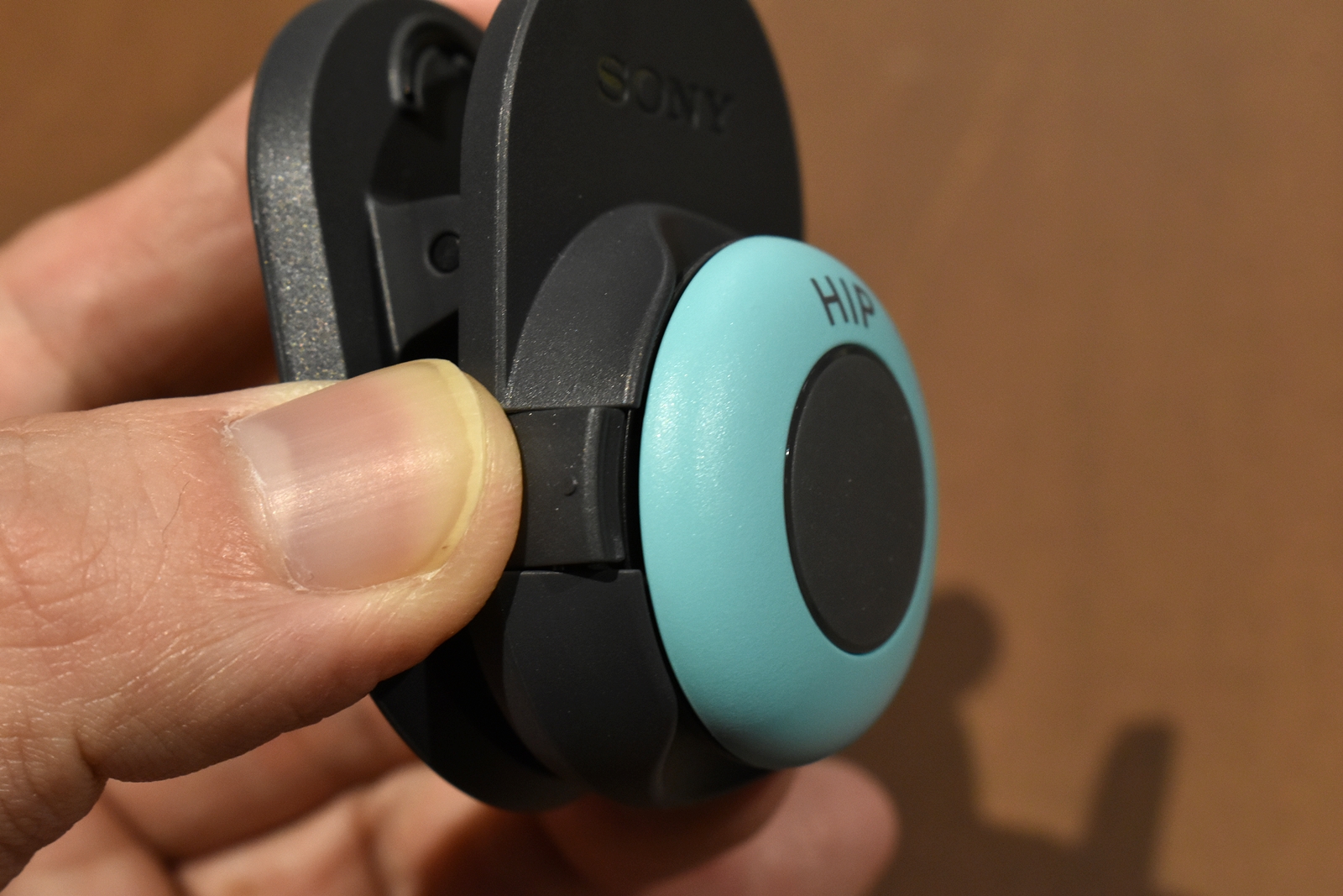 爪を押しながら（開きながら）つけていきます