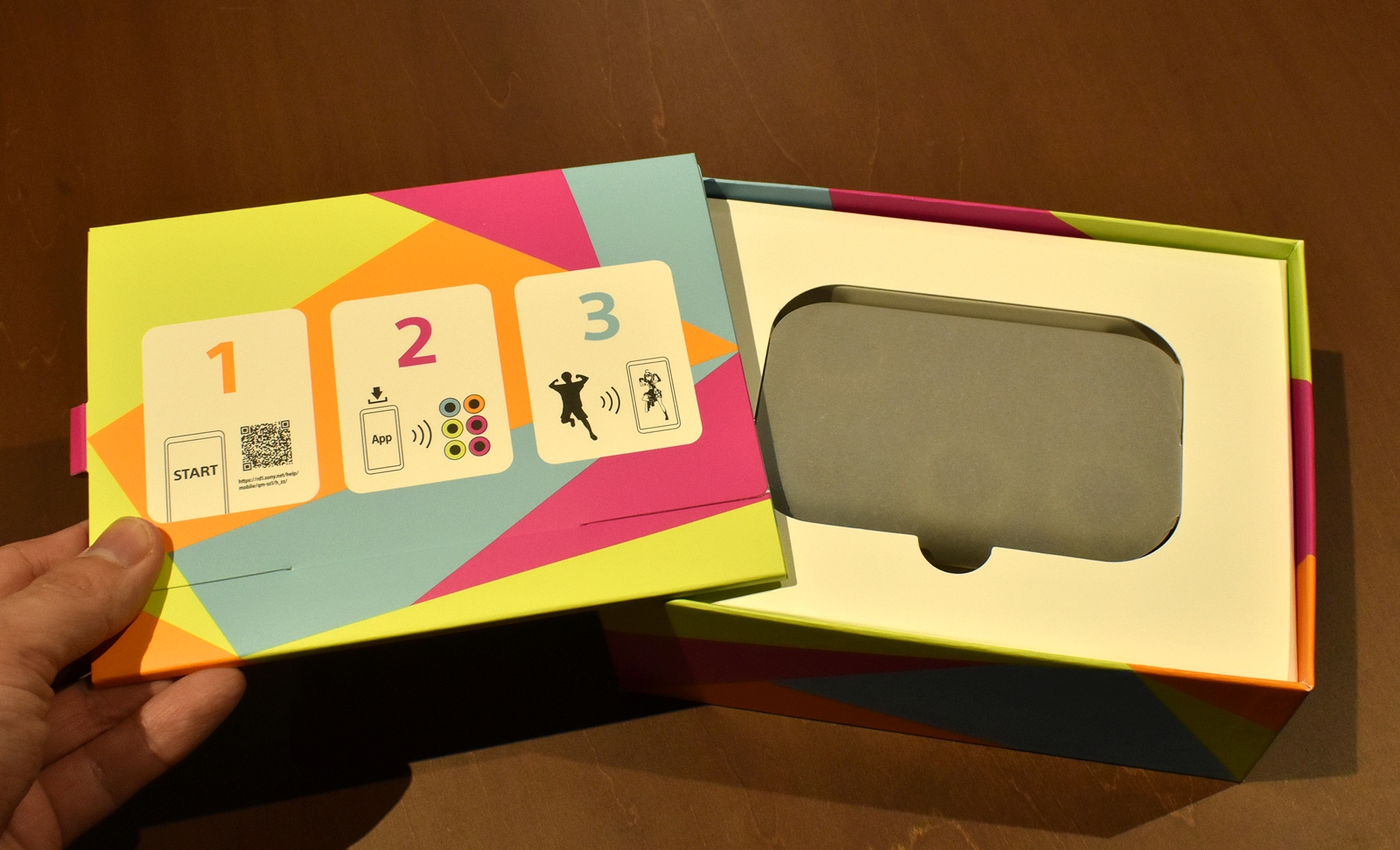 内箱の蓋を開けるとセンサー＆充電ケースがありました