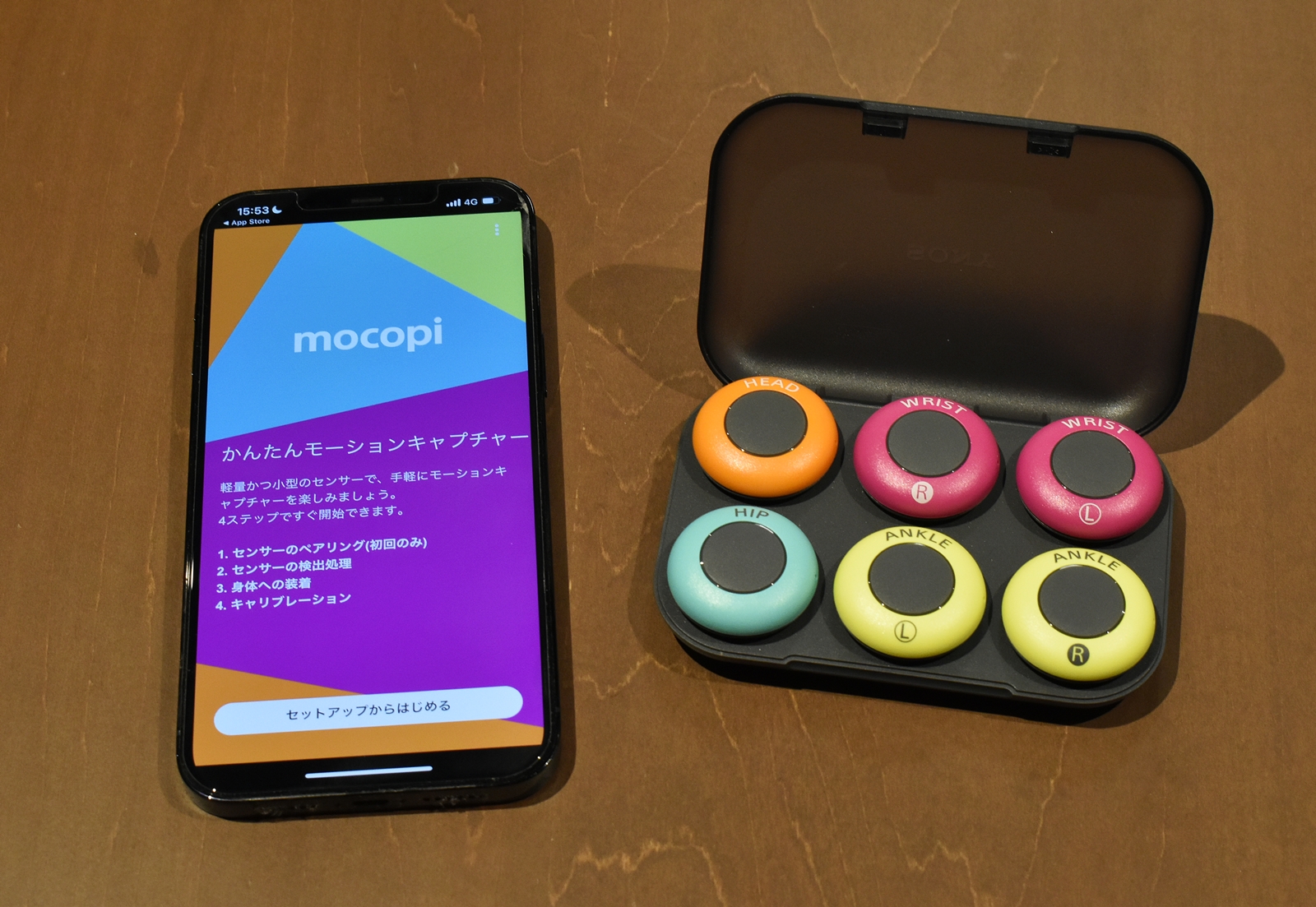 「mocopi」とスマホアプリ。例のBluetooth通信も必要となるので、ONにしておくこともお忘れなく