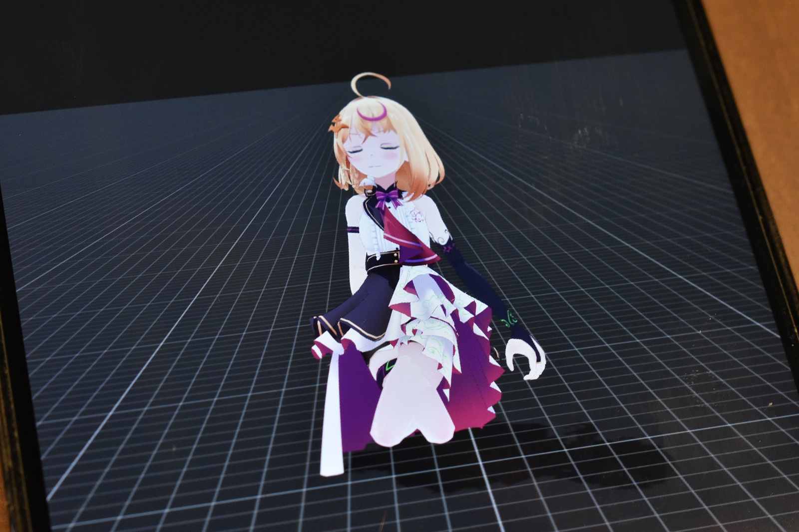 正座にもトライ。靴を履いていたためか、足がクロスした状態になってしまいました……