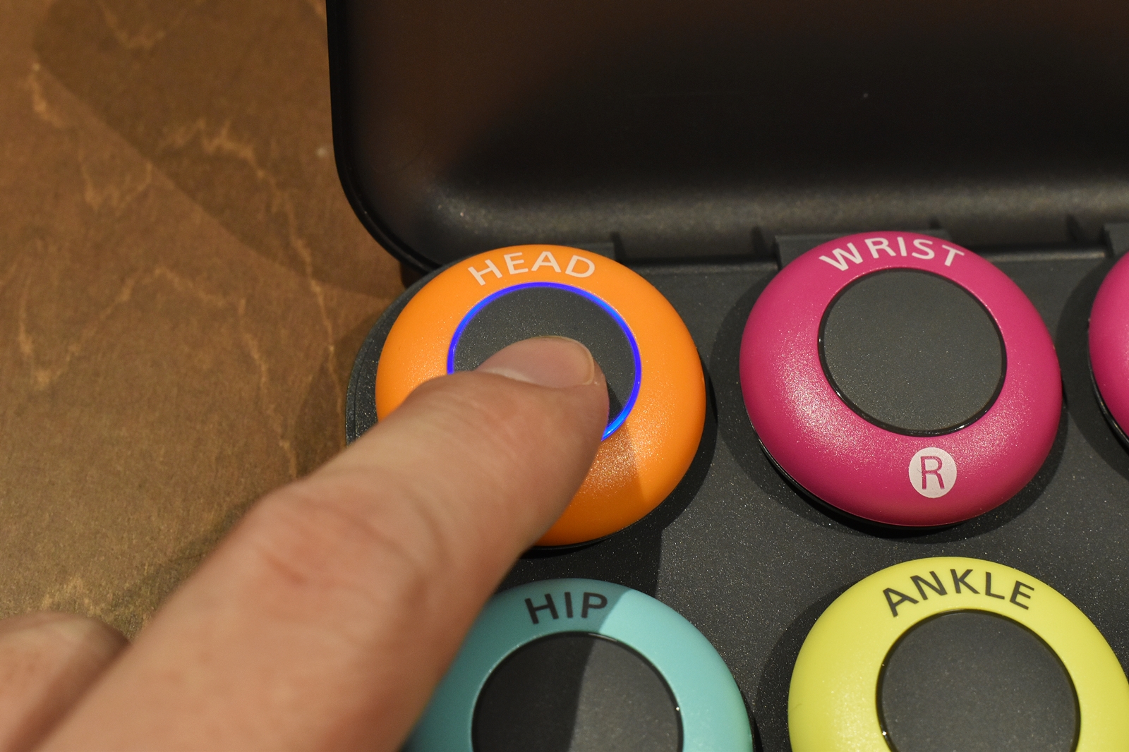 センサー中央のボタンを青く点滅して電源ONに