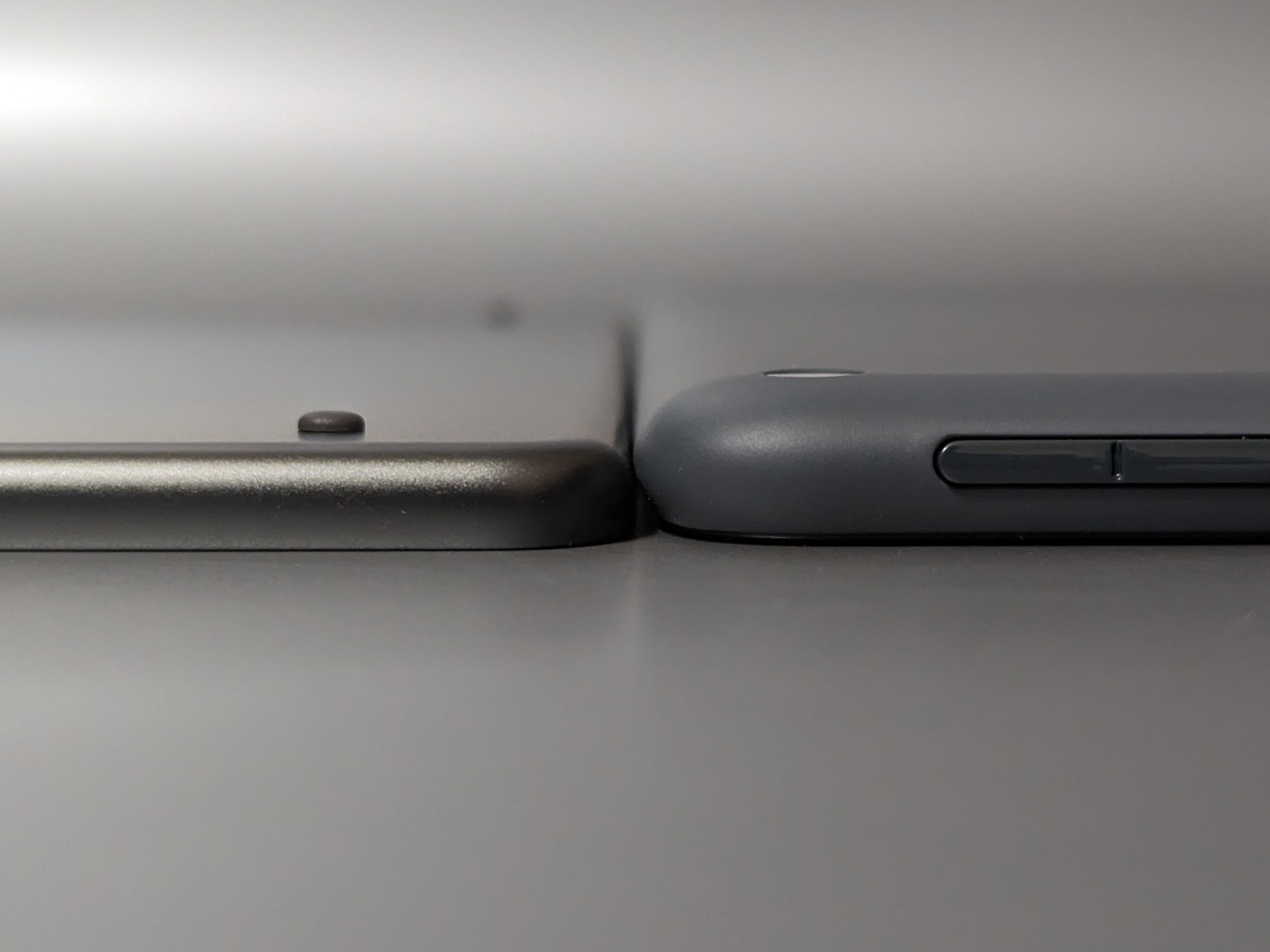 厚みは『Kindle Scribe』（左）が5.8mm、『Fire HD 10』（右）が9.2mmとかなりの差がある