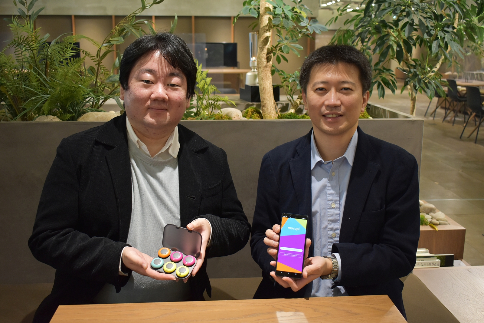 「mocopi」の開発者、ソニー モーション事業推進室 室長の相見猛氏（画像右）と佐藤聡氏（左）