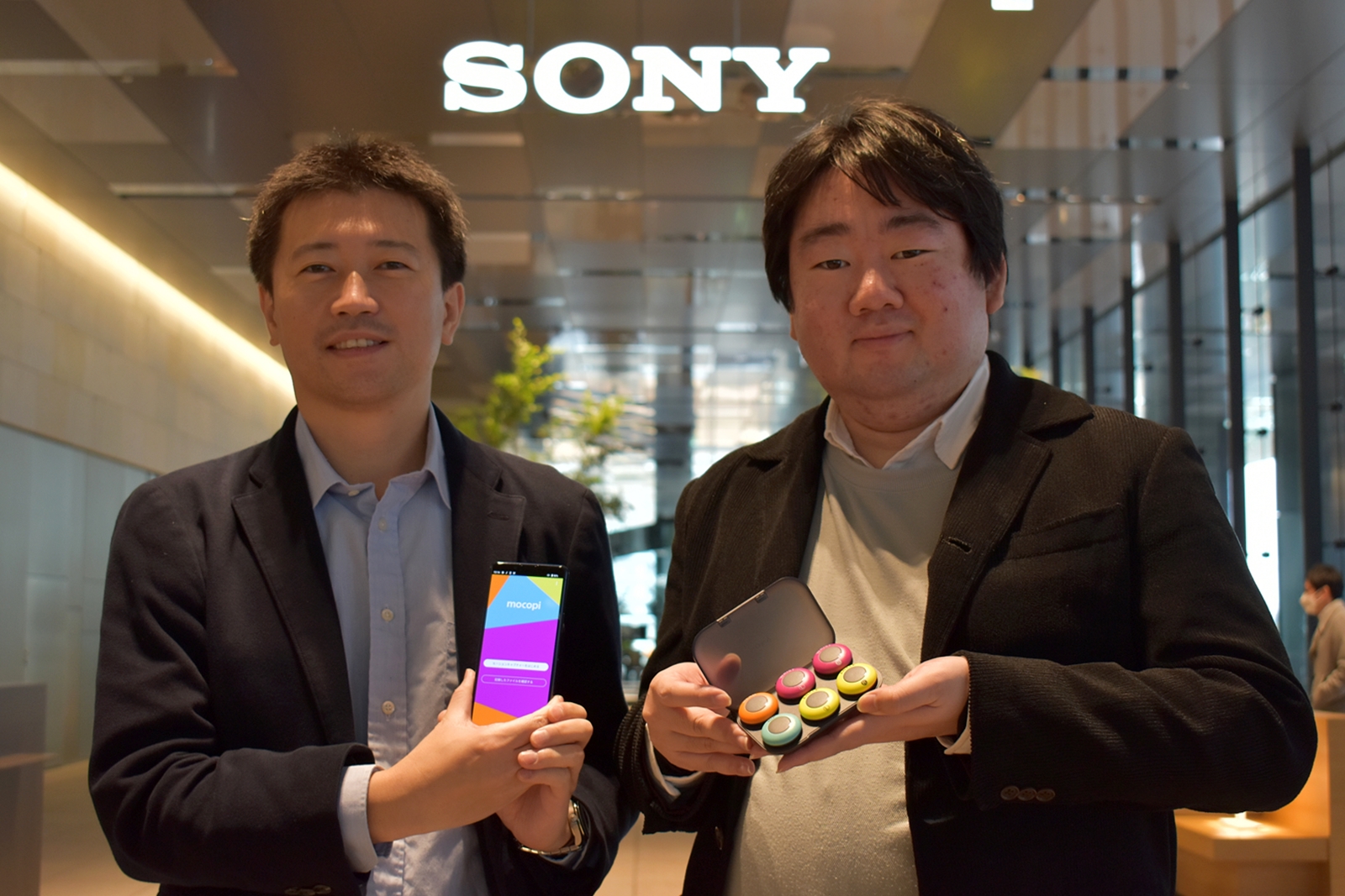 「mocopi」の開発者、ソニー モーション事業推進室 室長の相見猛氏（画像左）と佐藤聡氏（右）