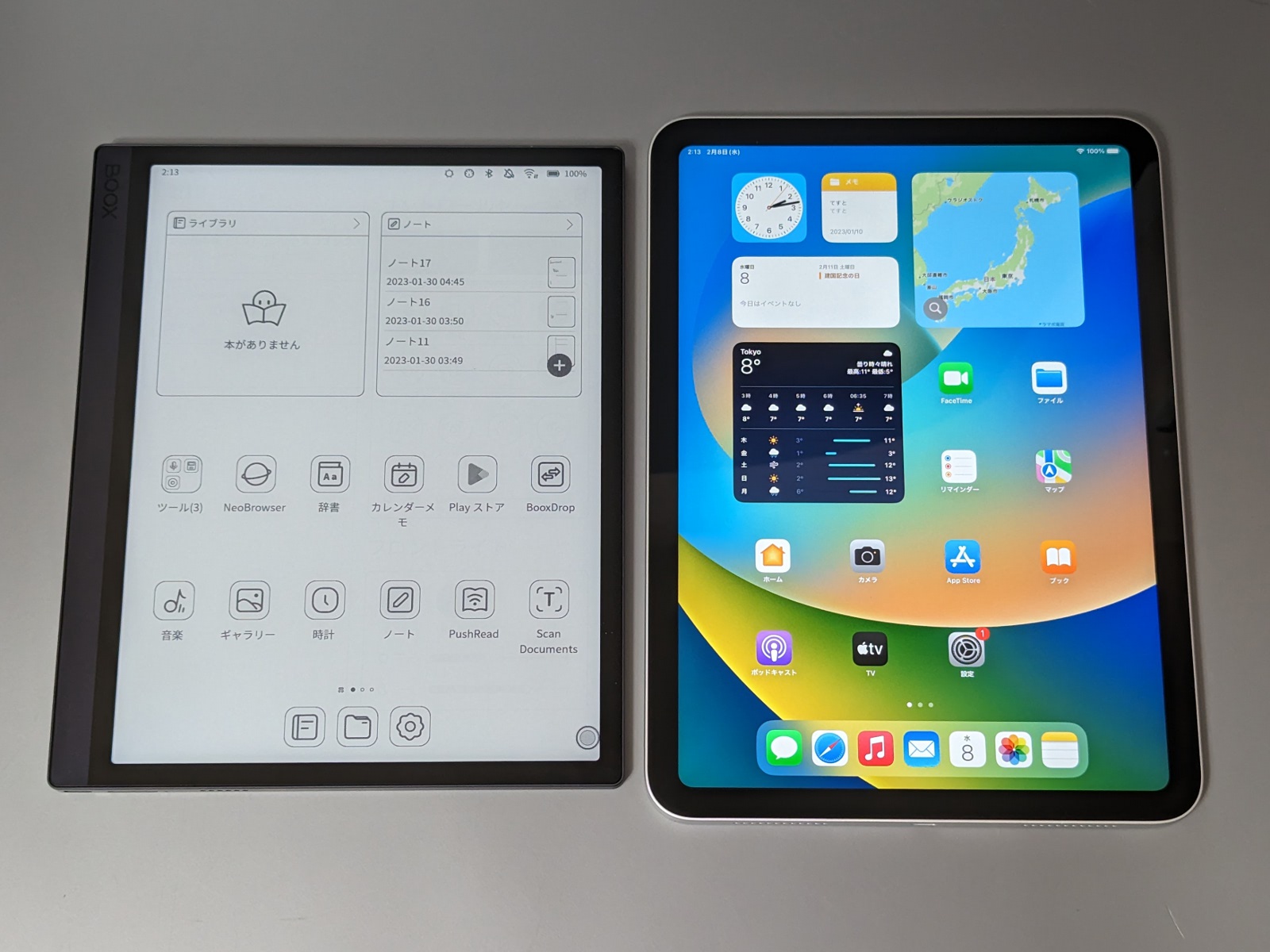 左がE Inkを採用した「BOOX Tab Ultra」、右が液晶を採用した「iPad」。どちらも電子書籍の見開き表示に耐えうる画面サイズを備える