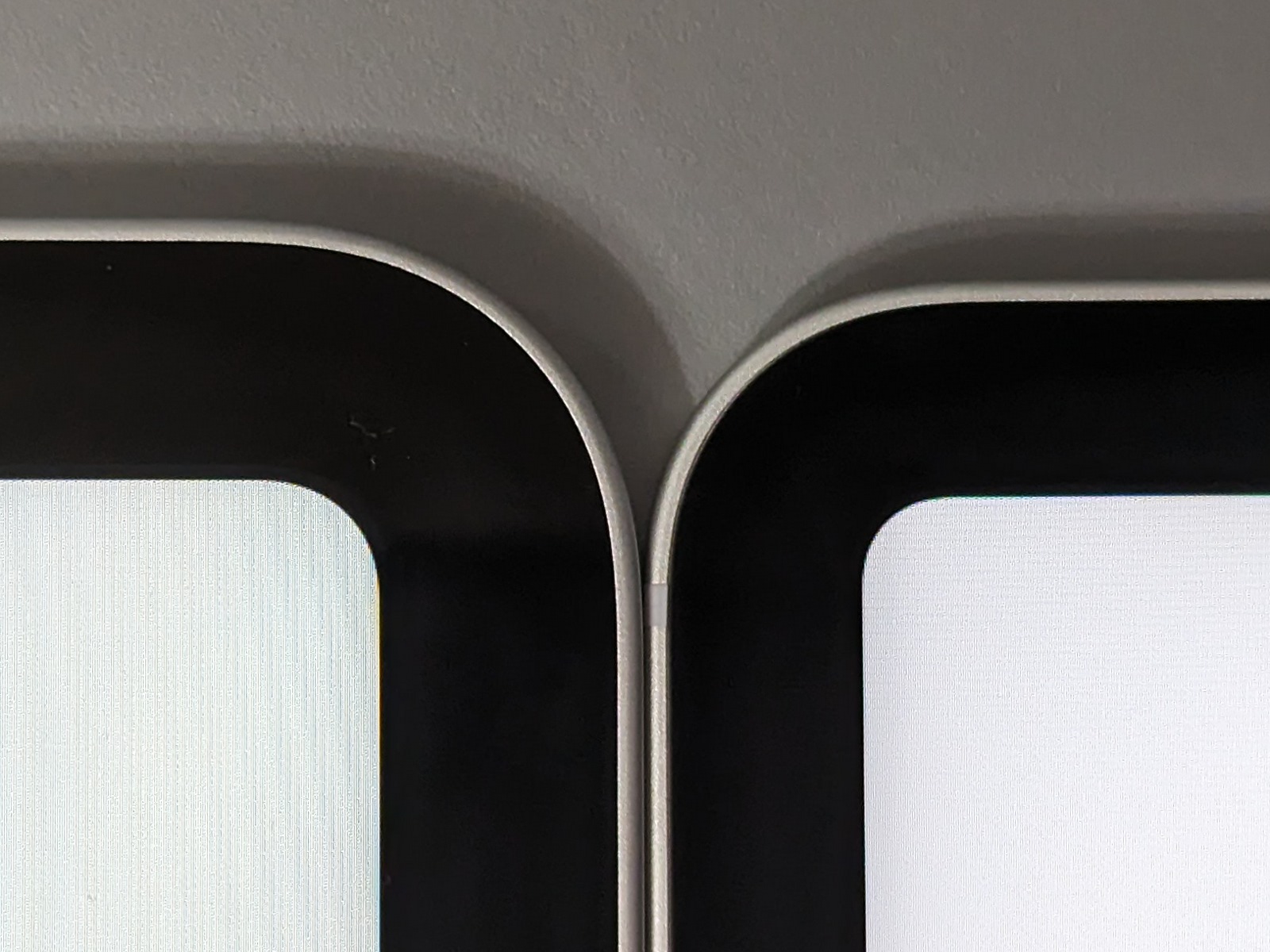 左が本製品、右が11インチ「iPad Pro」。ベゼルに幅があるぶん本製品のほうが指をかけて持ちやすい