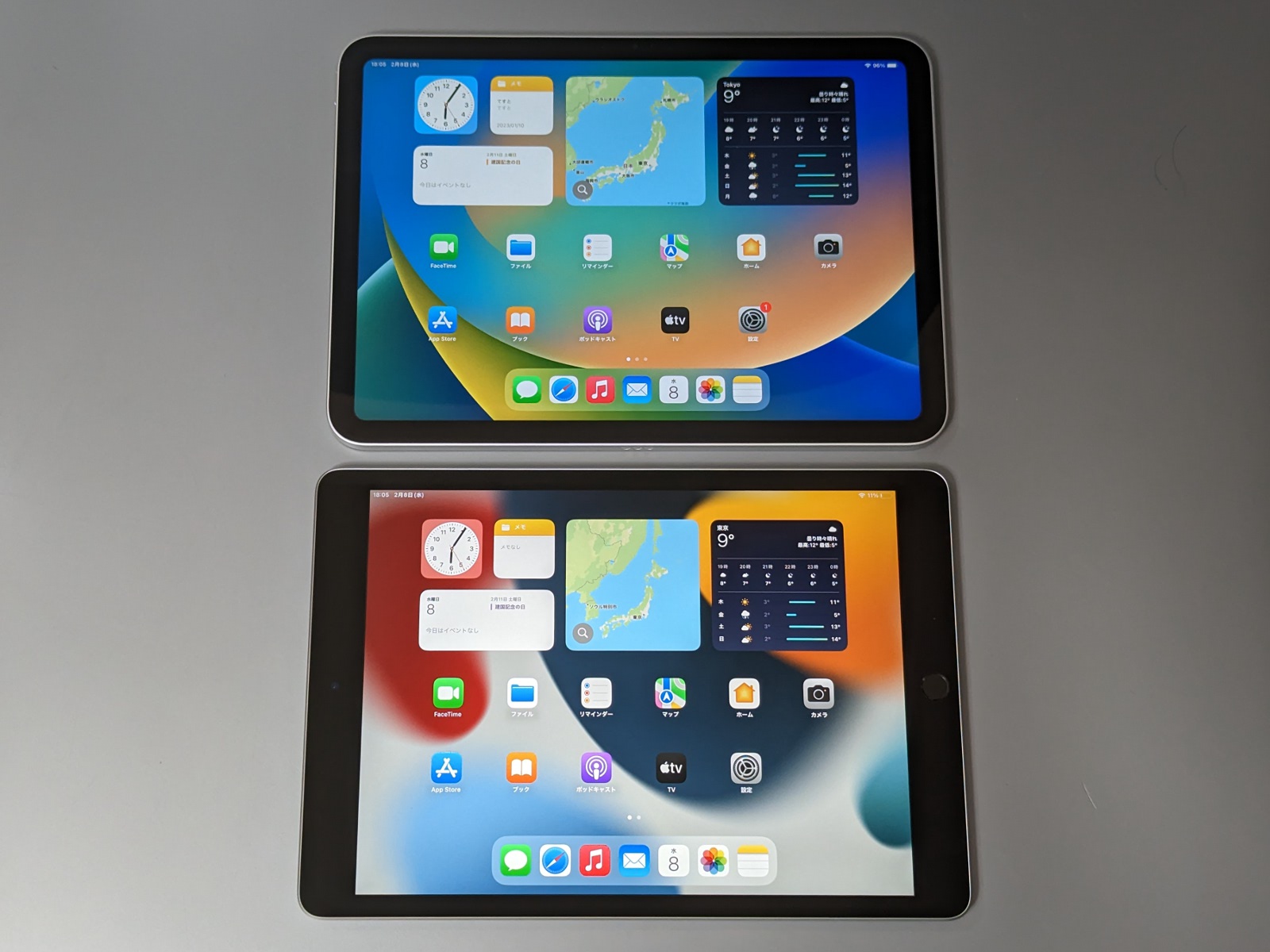第10世代「iPad」（上）と第9世代「iPad」（下）の比較。見た目は第10世代のほうがスタイリッシュだが電子書籍を読む場合の持ちやすさは第9世代のほうが上。また価格も安価だ