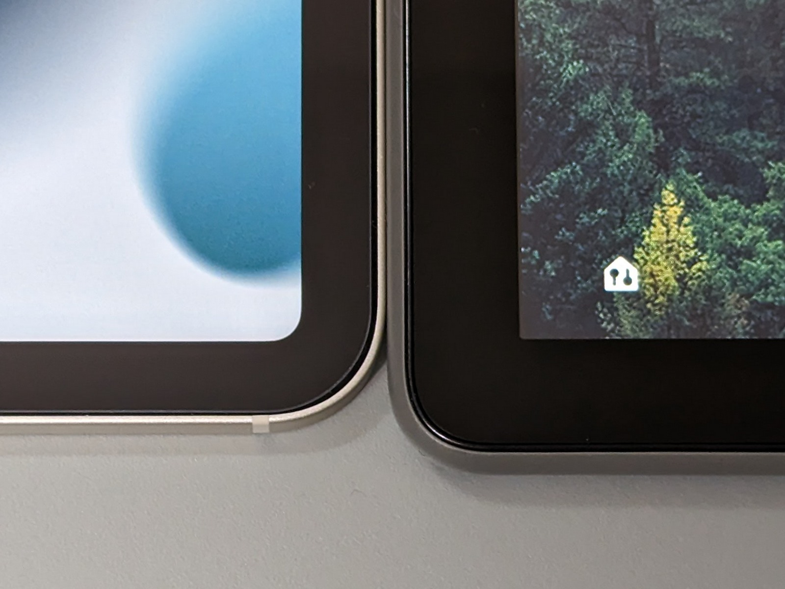 ただしベゼル幅は「Fire HD 8 Plus」（右）のほうが広く、持ちやすさという意味では上だ