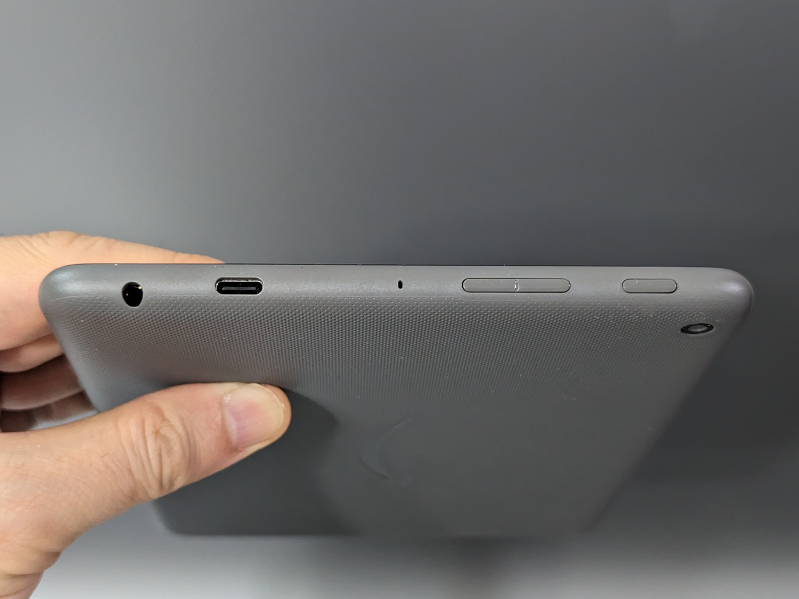 「Fire HD 8 Plus」は電源ボタンと音量ボタン、さらにUSB Type-Cポートまで同じ面に配置される。イヤホンジャックがあるのも利点だ