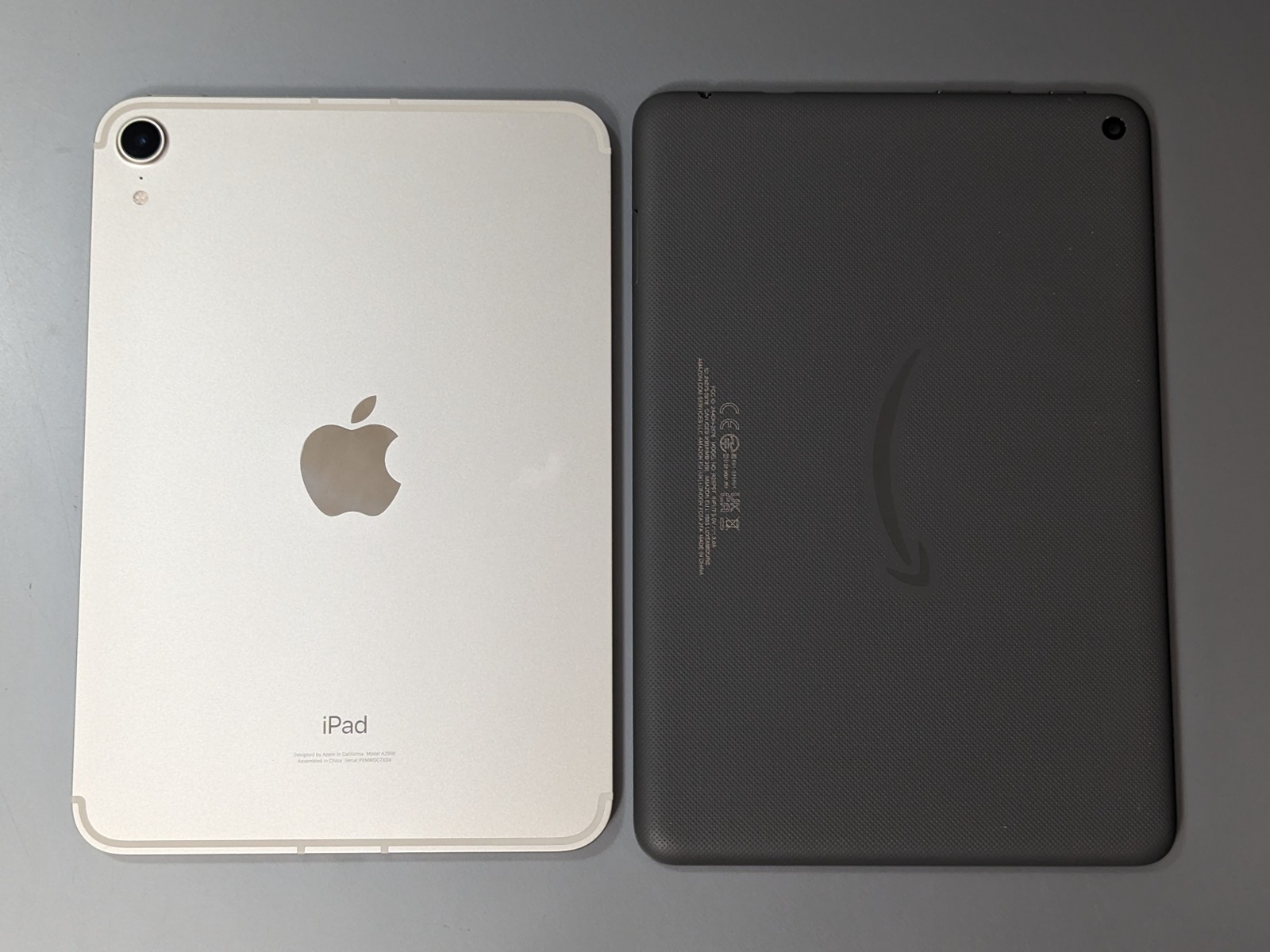 背面の比較。左が「iPad mini」、右が「Fire HD 8 Plus」。カメラ機能は両者ともに必要最小限といったところだ