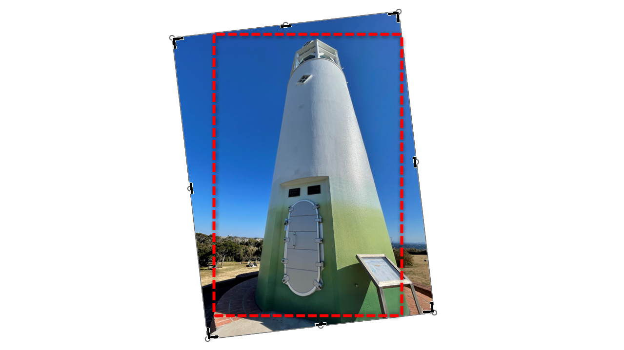 斜めの写真を水平に回転させた状態。赤い点線で囲んだ範囲でトリミングしたいが、できない