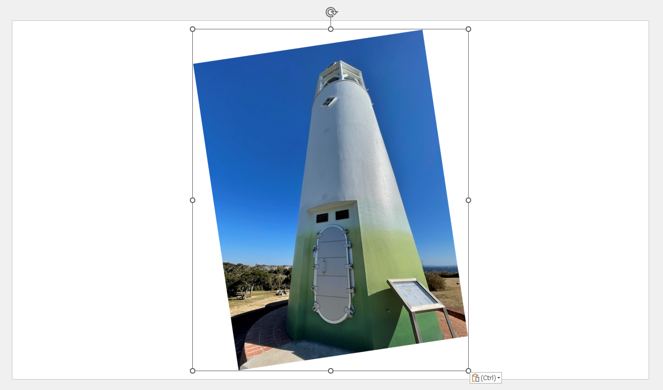 ［図］として貼り付けられた。余白を含めてハンドルが表示されている