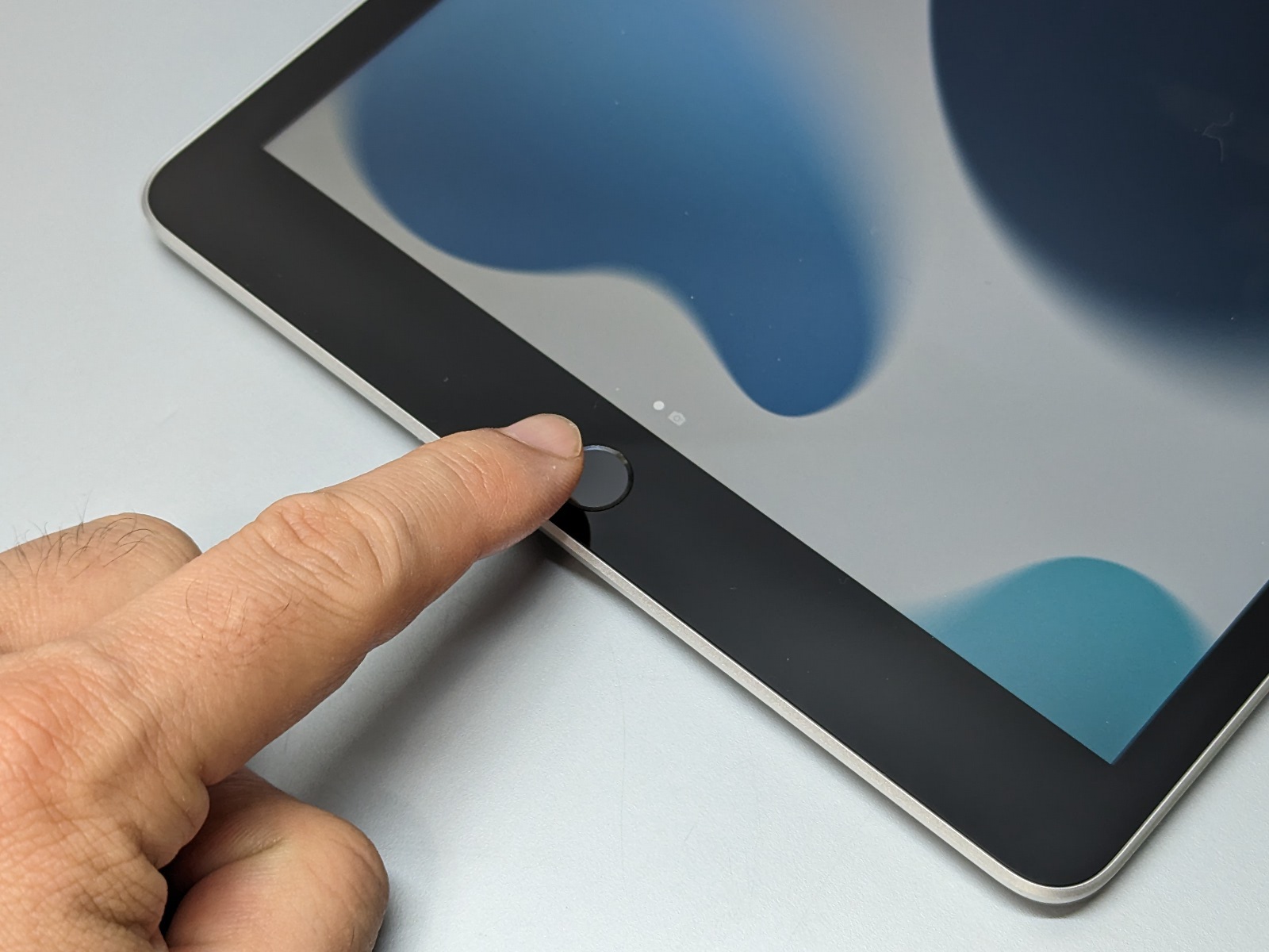 第9世代は画面下にホームボタンがある。指紋認証機能も搭載する