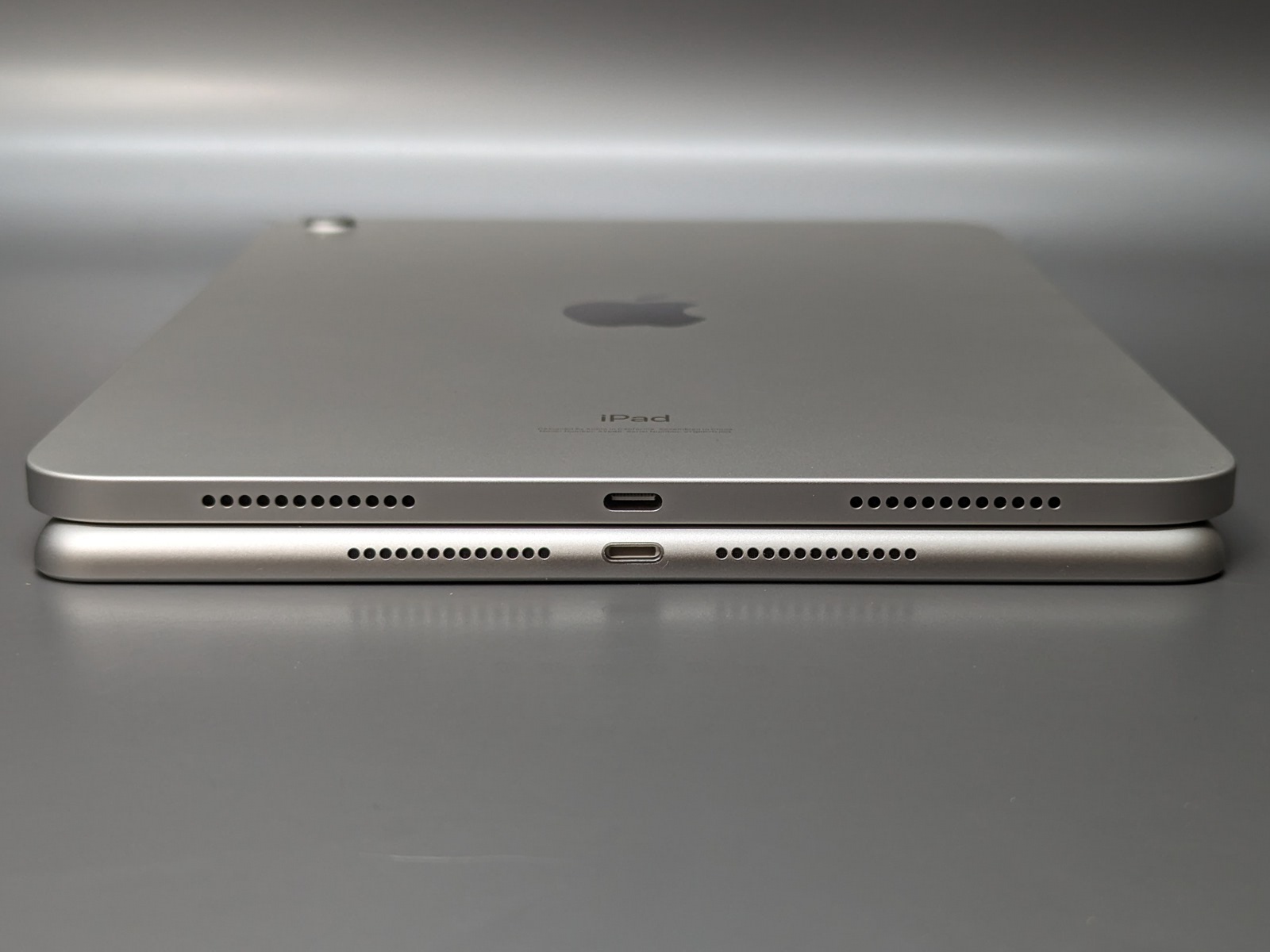 上が第10世代（USB Type-C）、下が第9世代（Lightning）。将来的にはUSB Type-Cに一本化されていくことは確実だ