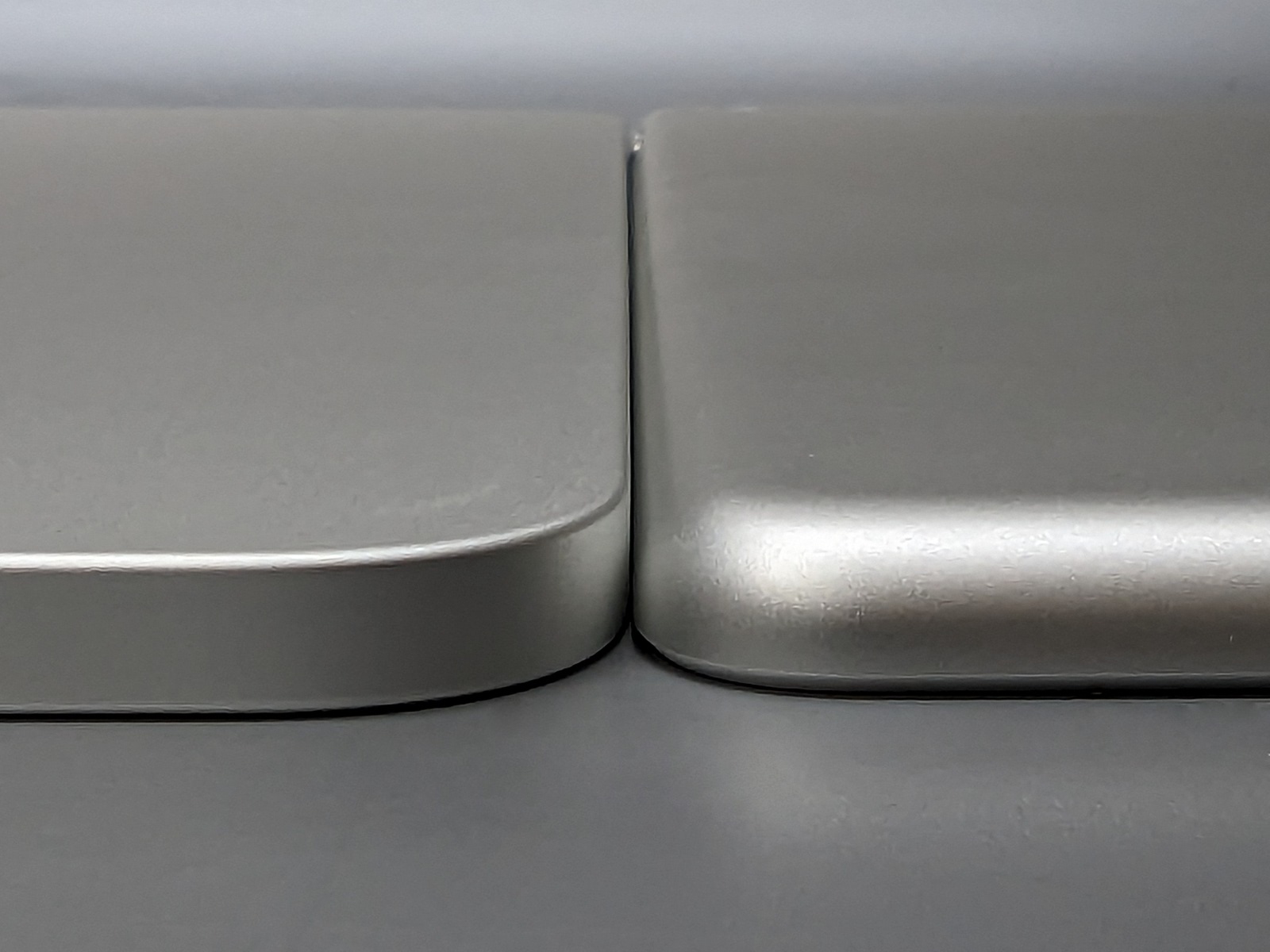 左が第10世代、右が第9世代。厚みの差はそれほどない。むしろ手に持った時は角が丸まっているか、角ばっているかの違いのほうが気になる