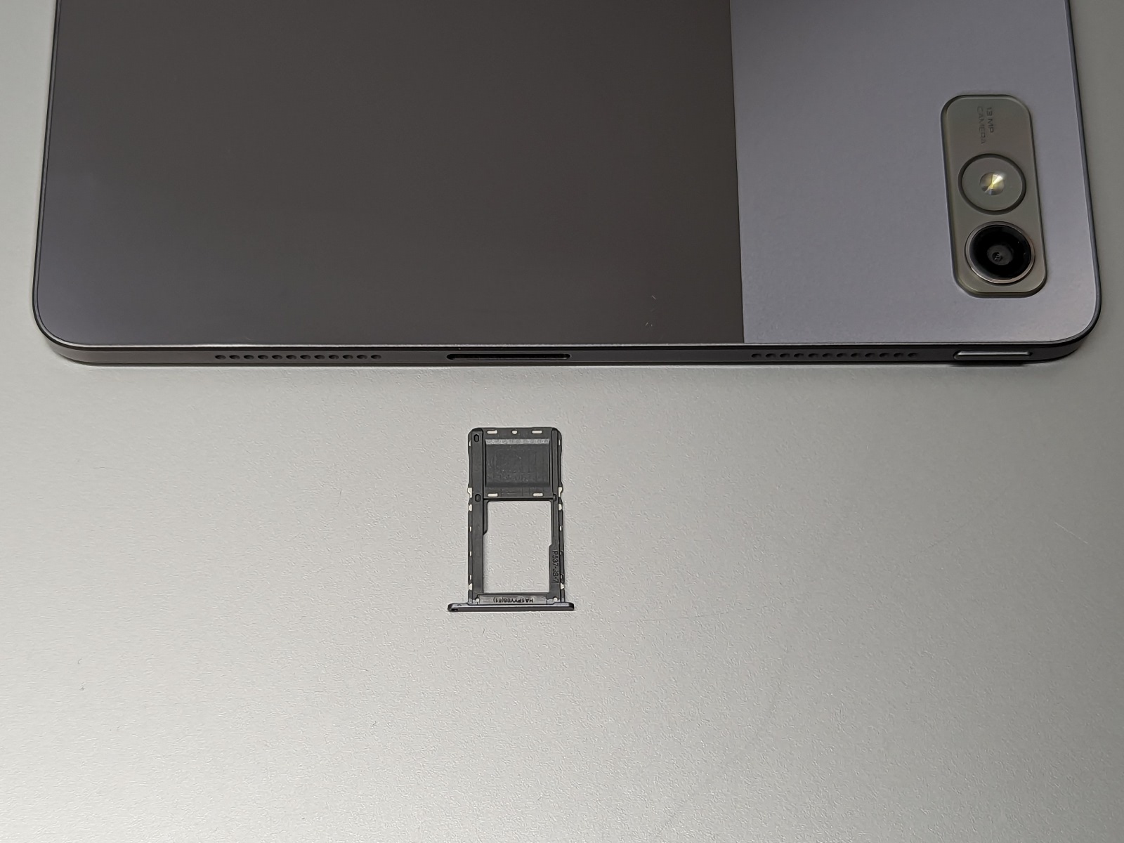 『Lenovo Tab P11 Pro』はメモリカードスロットを搭載しており、容量を追加できる