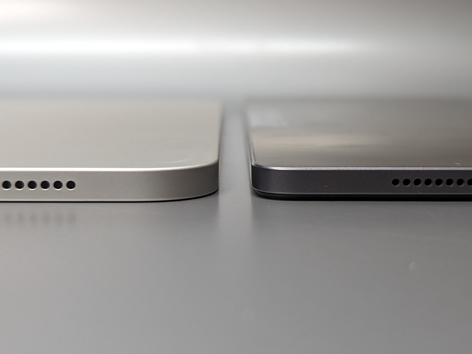 厚みの比較。左が『iPad』（7mm）、右が『Lenovo Tab P11 Pro』（6.8mm）。ほぼ同等だ。ちなみに背面カメラはどちらの製品も突出している