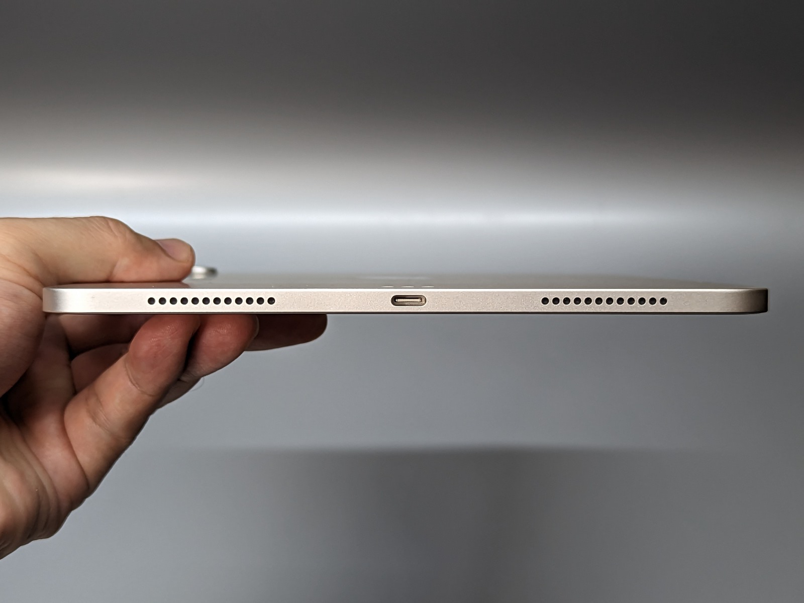 『iPad』はUSB Type-Cを搭載。スピーカーはその両側に2つ、さらに反対側の短辺にも2つ、計4つを搭載する