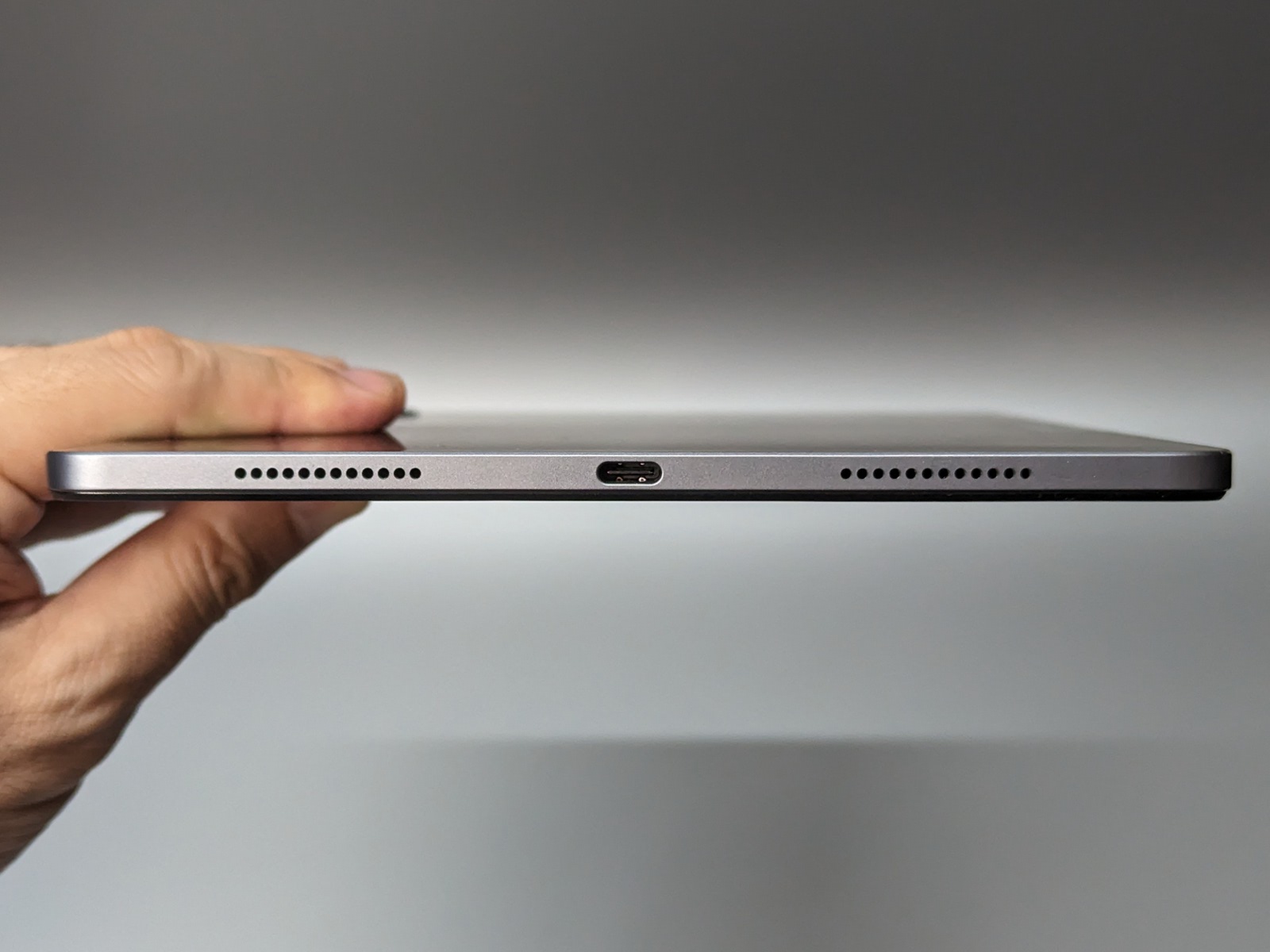 『Lenovo Tab P11 Pro』もUSB Type-Cを搭載。反対側を含む4つのスピーカーの配置も『iPad』とまったく同じだ