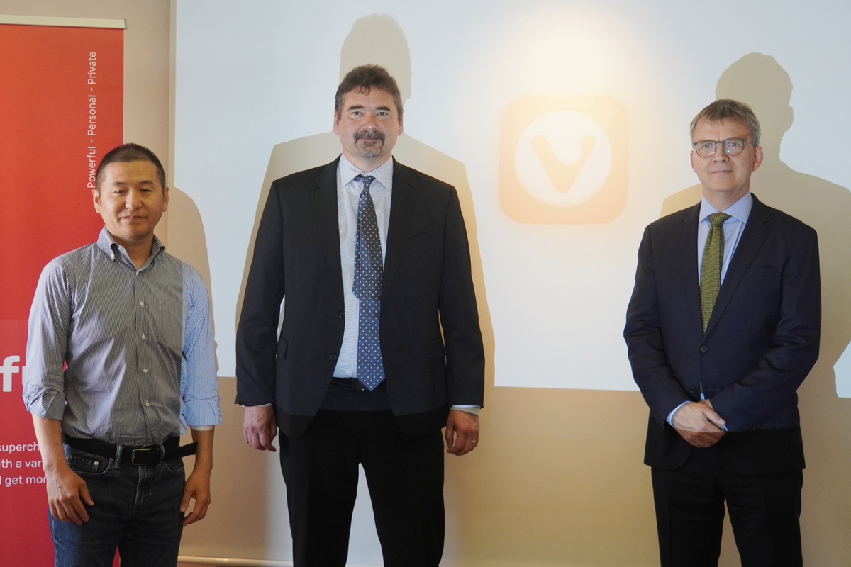 右から、アイスランド駐日大使 ステファン・ホイクル・ヨハネソン氏、Vivaldi Technologies社CEO ヨン・フォン・テッツナー氏、COO 冨田龍起氏