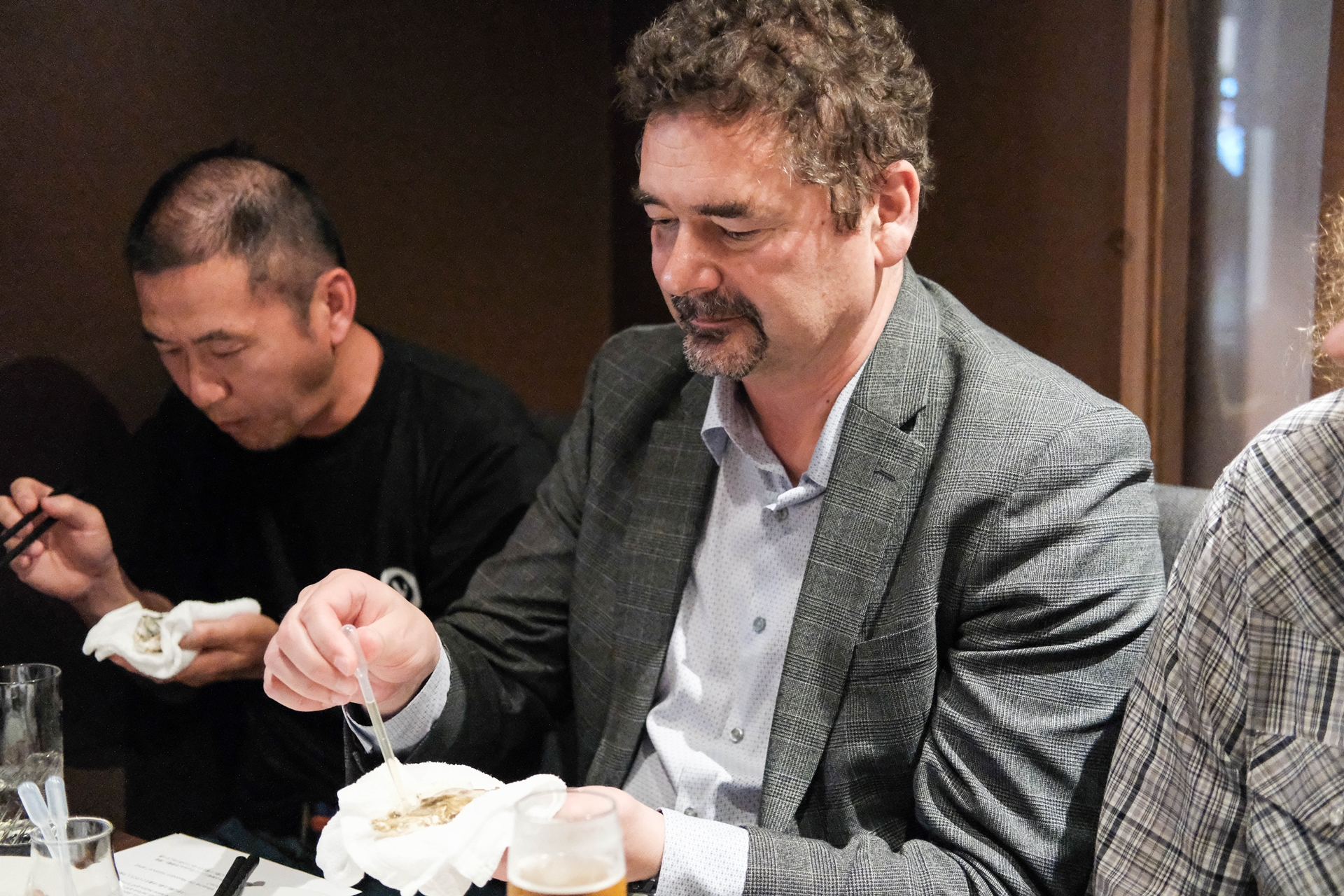 焼き牡蠣のウイスキーがけに舌鼓を打つテッツナー氏