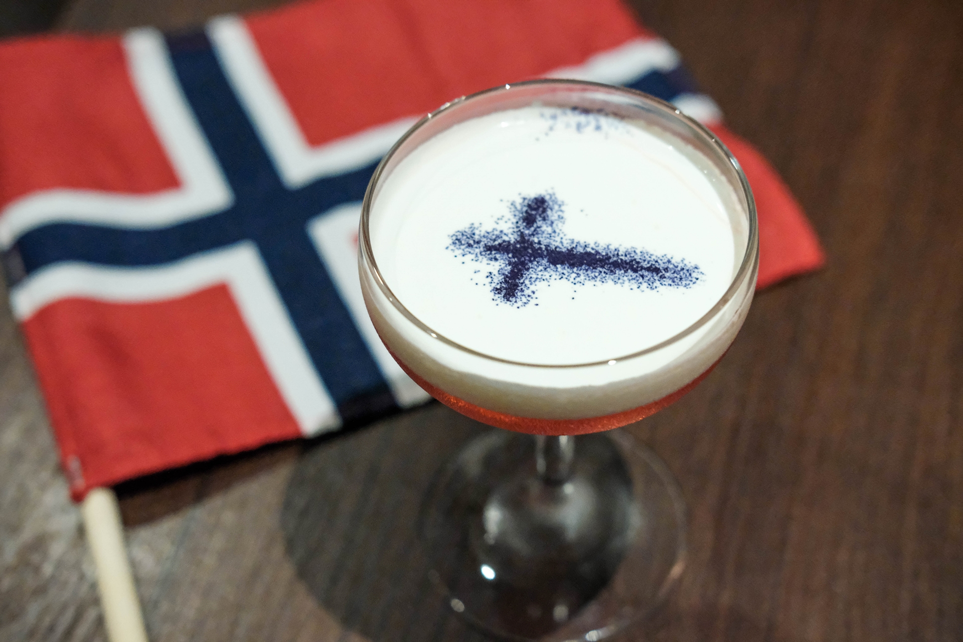 ノルウェーのナショナルデーを祝って、オリジナルカクテル「トロムソ」が振舞われた。