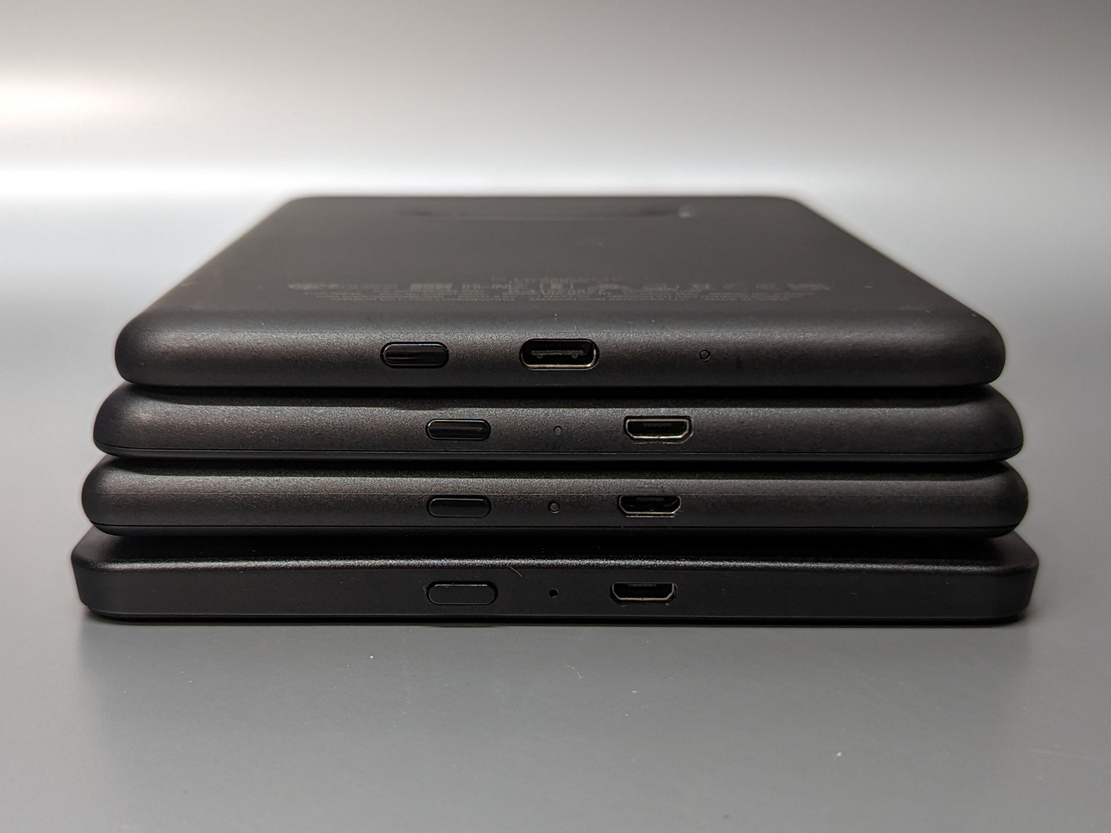 幅の比較。新しいモデル（上）ほど幅が狭いのが分かる。また最上段の第11世代のみUSB Type-Cを採用している