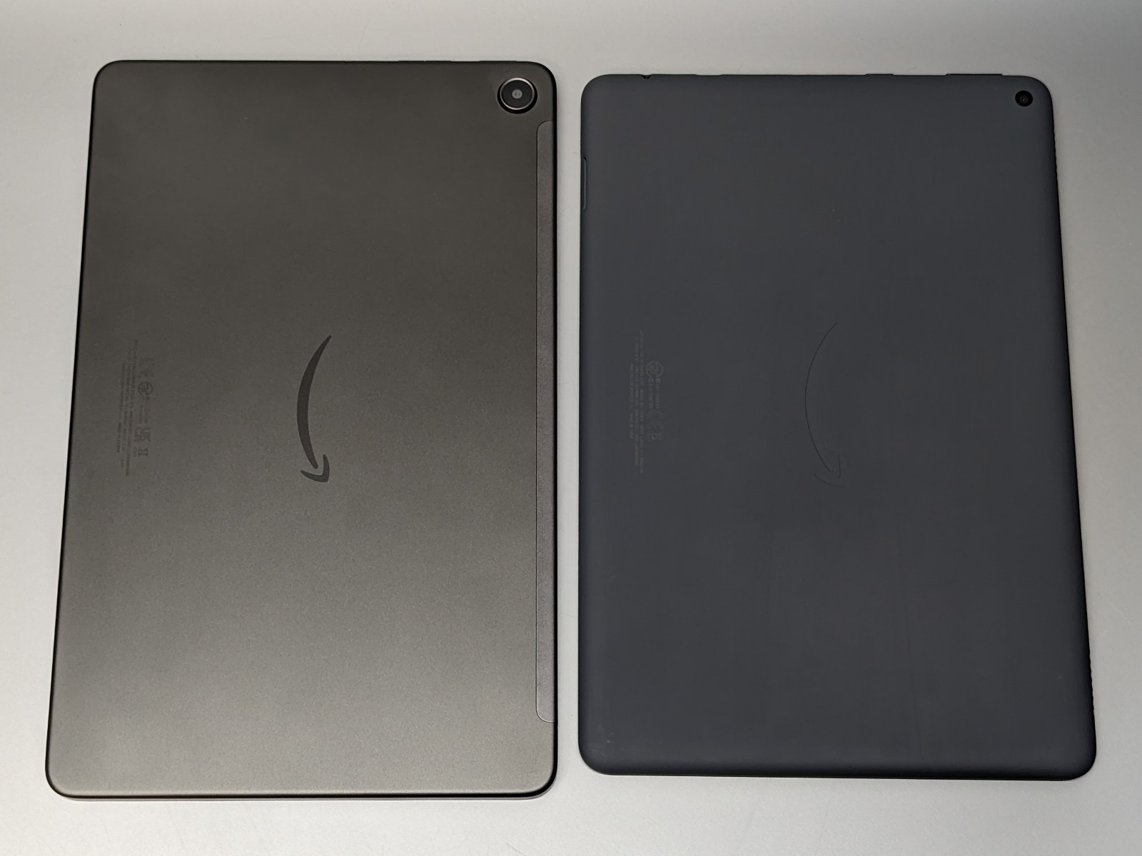 背面の比較。本製品（左）はアルミボディで、『Fire HD 10 Plus』（右）よりもスタイリッシュだ