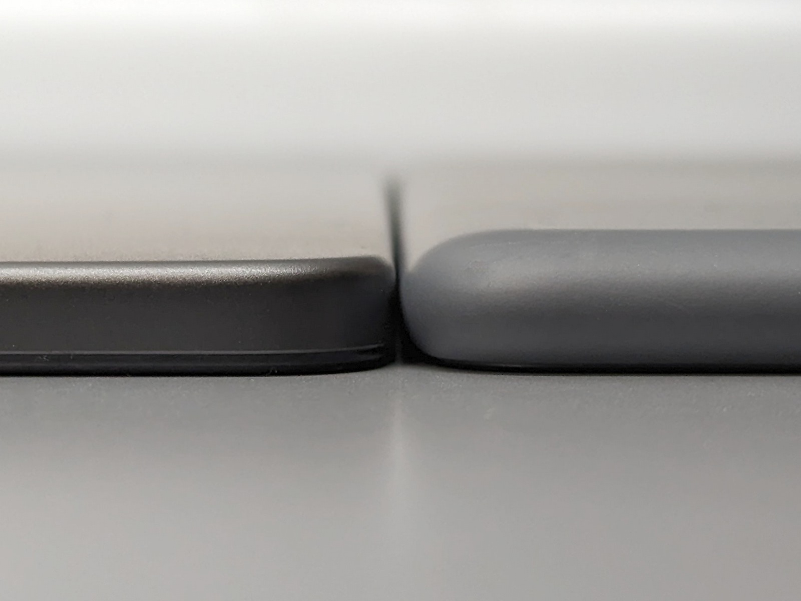 厚みの比較。左が本製品、右が『Fire HD 10 Plus』。厚ぼったさが解消されている