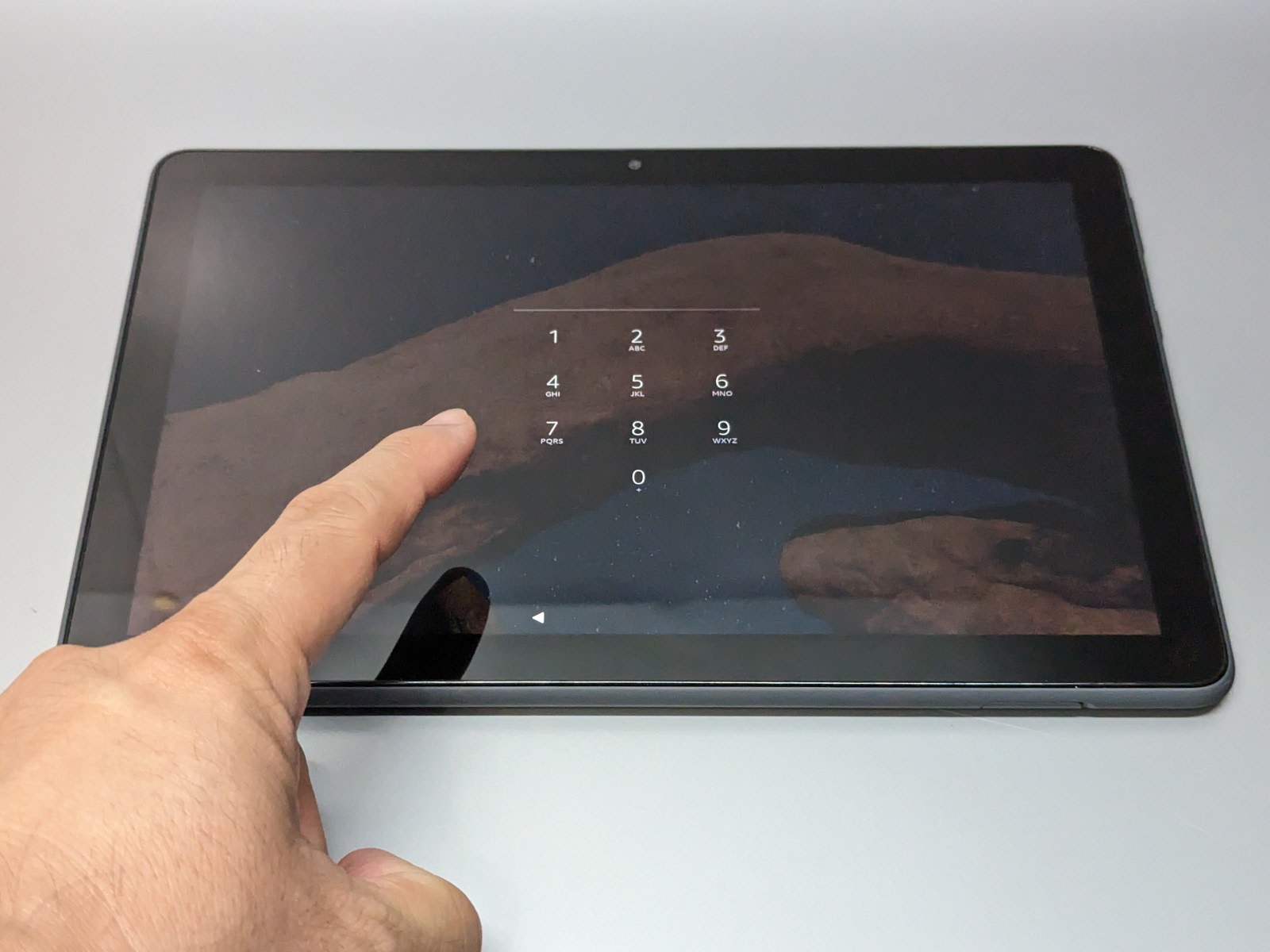 『Fire HD 10 Plus』は生体認証には非対応で、毎回ピンコードでロックを解除する必要がある