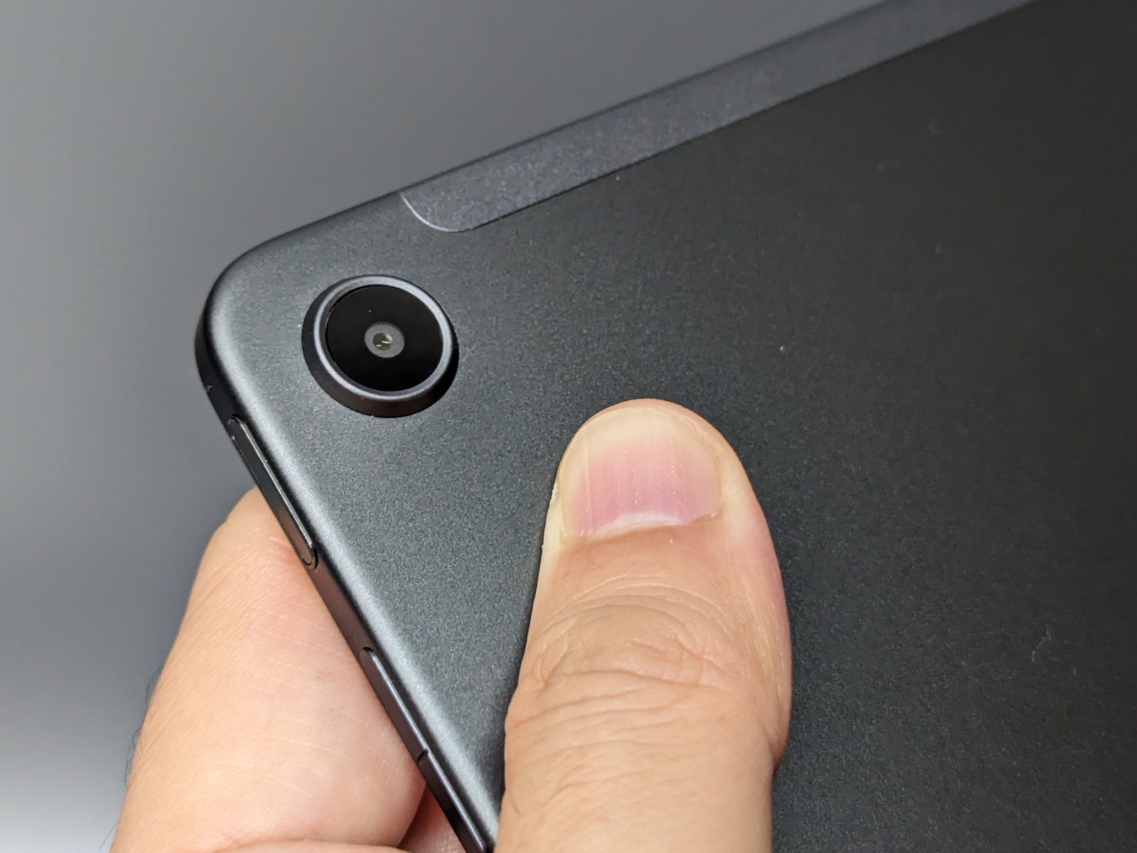 本製品はアルミボディでスタイリッシュだがそのぶん滑りやすいのも事実