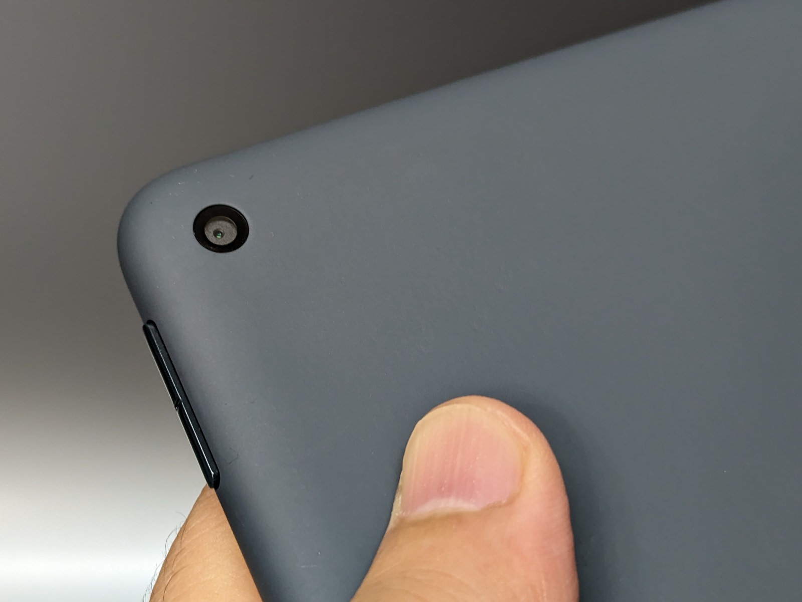 『Fire HD 10 Plus』は滑り止めのコーティングが施されており手に馴染みやすい