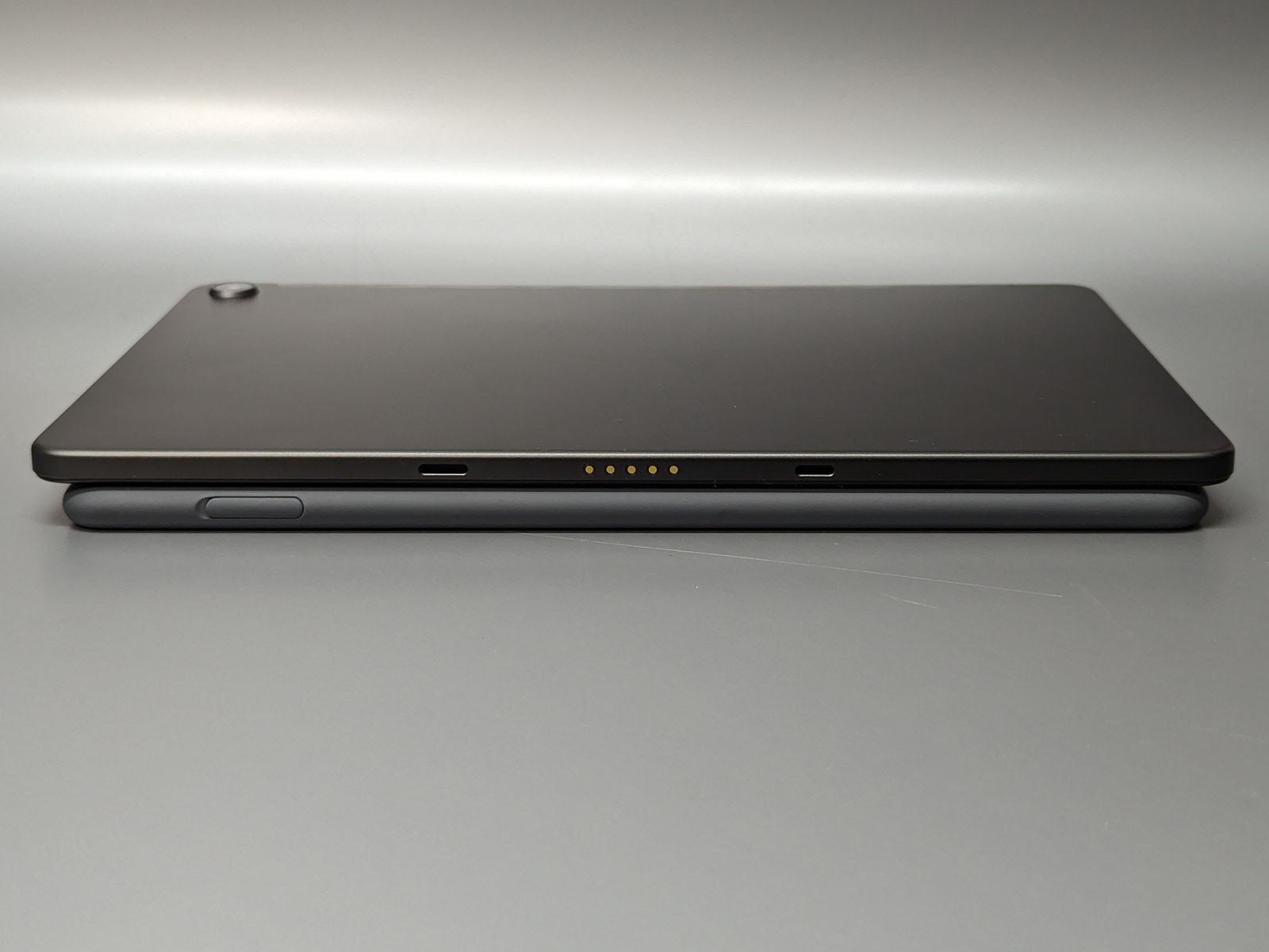 本製品（上）は、『Fire HD 10 Plus』（下）にはないポゴピンを底面に搭載し、専用キーボードを接続できる