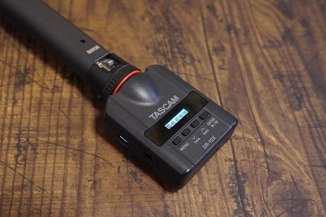マイクの根元に直結できるレコーダ、TASCAM「DR-10X」