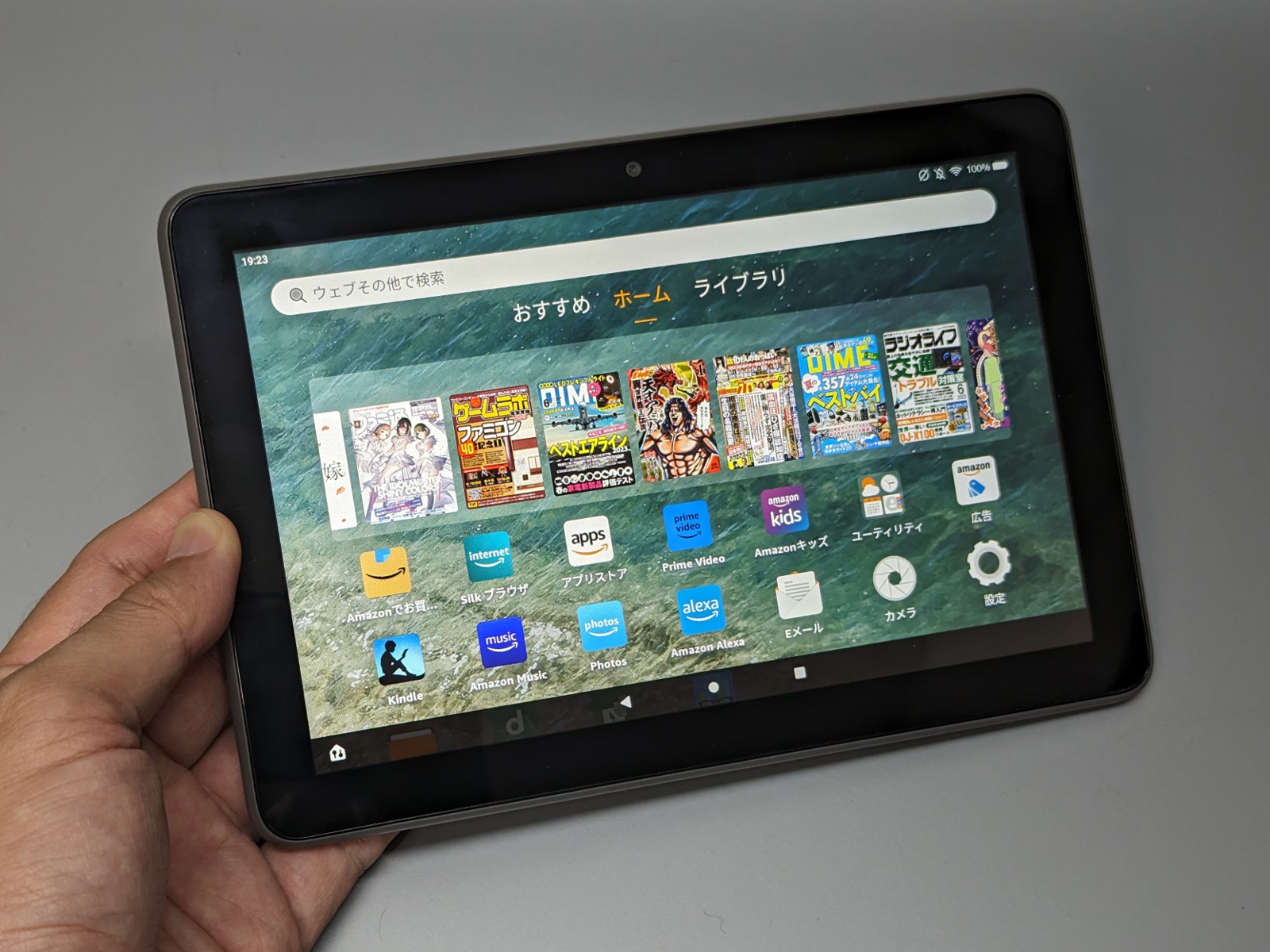 製品外観。インカメラは横向きでの利用を前提とした配置