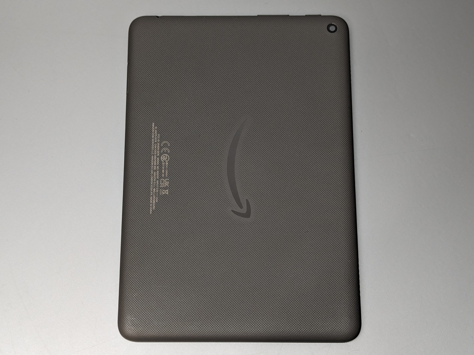 背面。カメラは突起のないデザイン