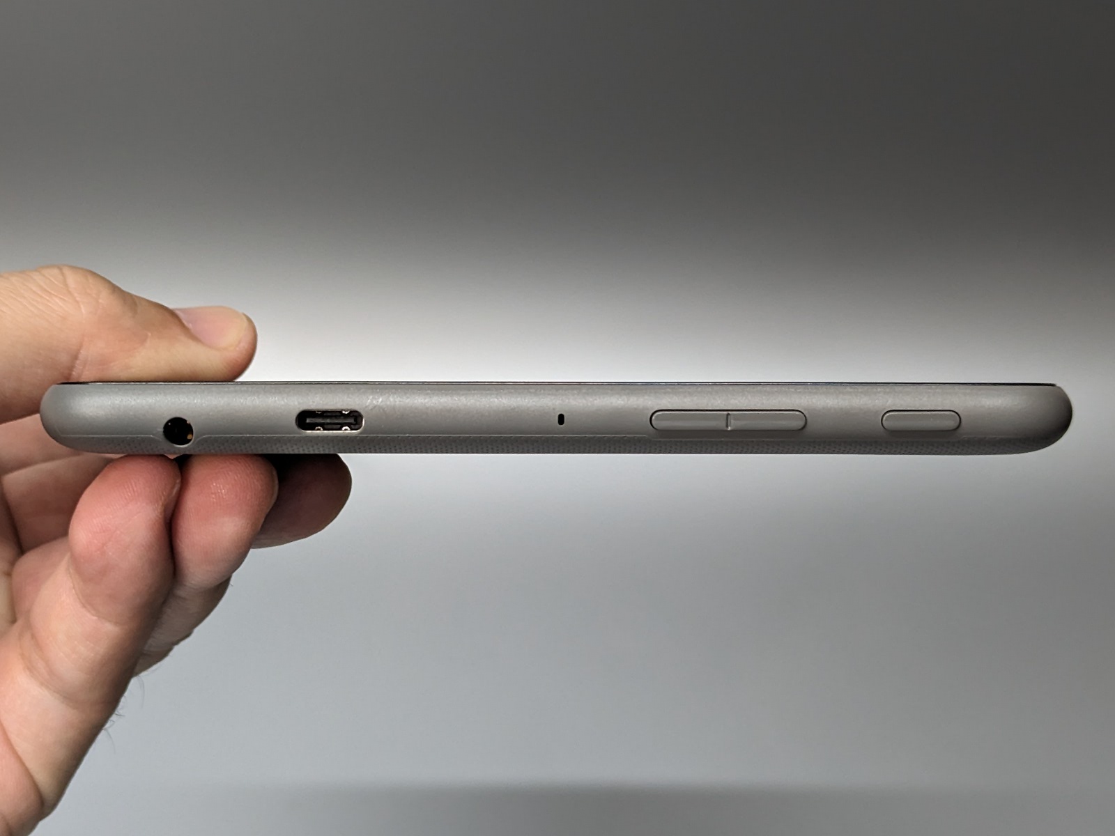 ボタンやポート類はひとつの面にほぼ集中している