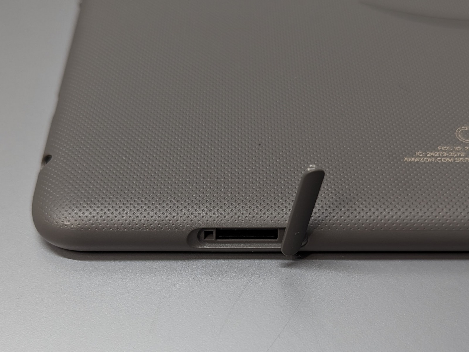 メモリカードスロットはカバー付。最大1TBまで対応する