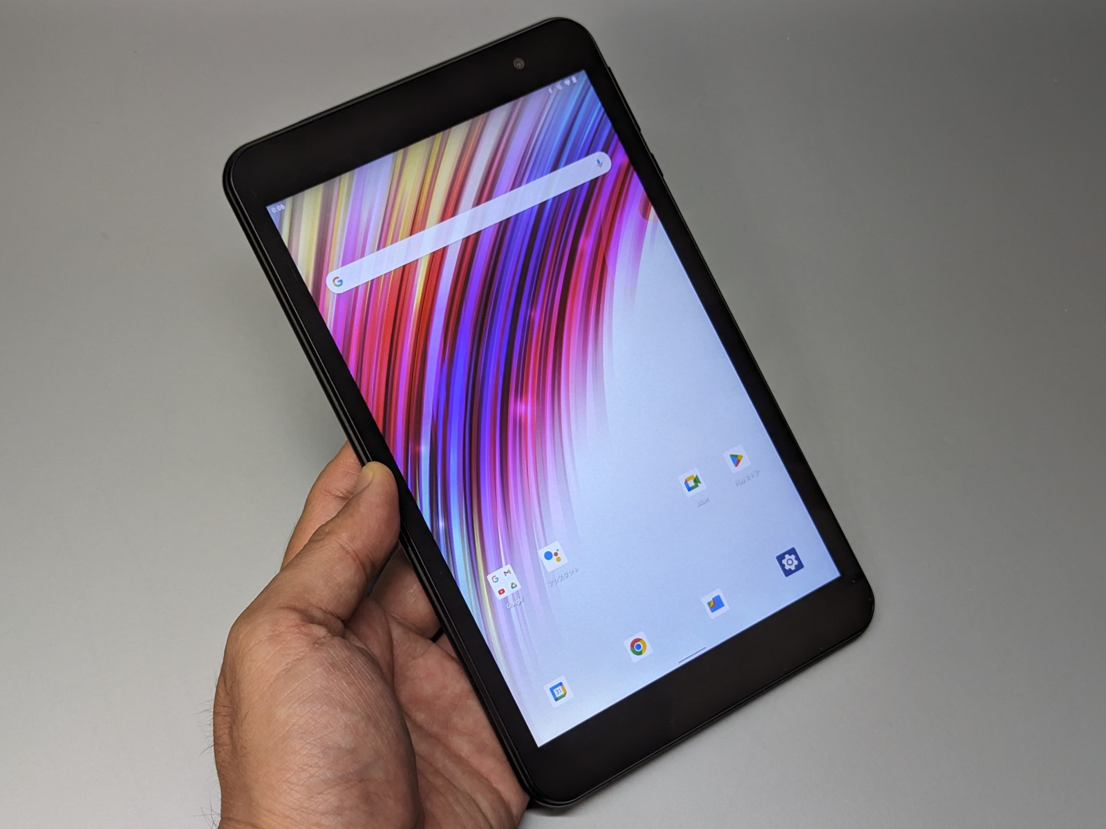 製品外観。縦向きを前提としたデザイン