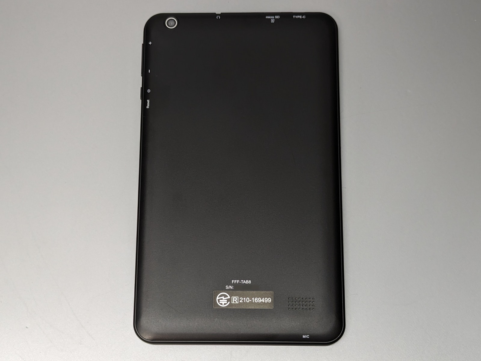 背面。カメラは突起のないデザイン。下部にはスピーカーがある