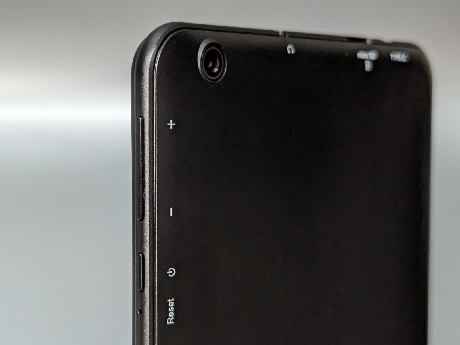 電源ボタンと音量ボタン、および背面カメラ。各ボタンやポートが印刷されているのが特徴的