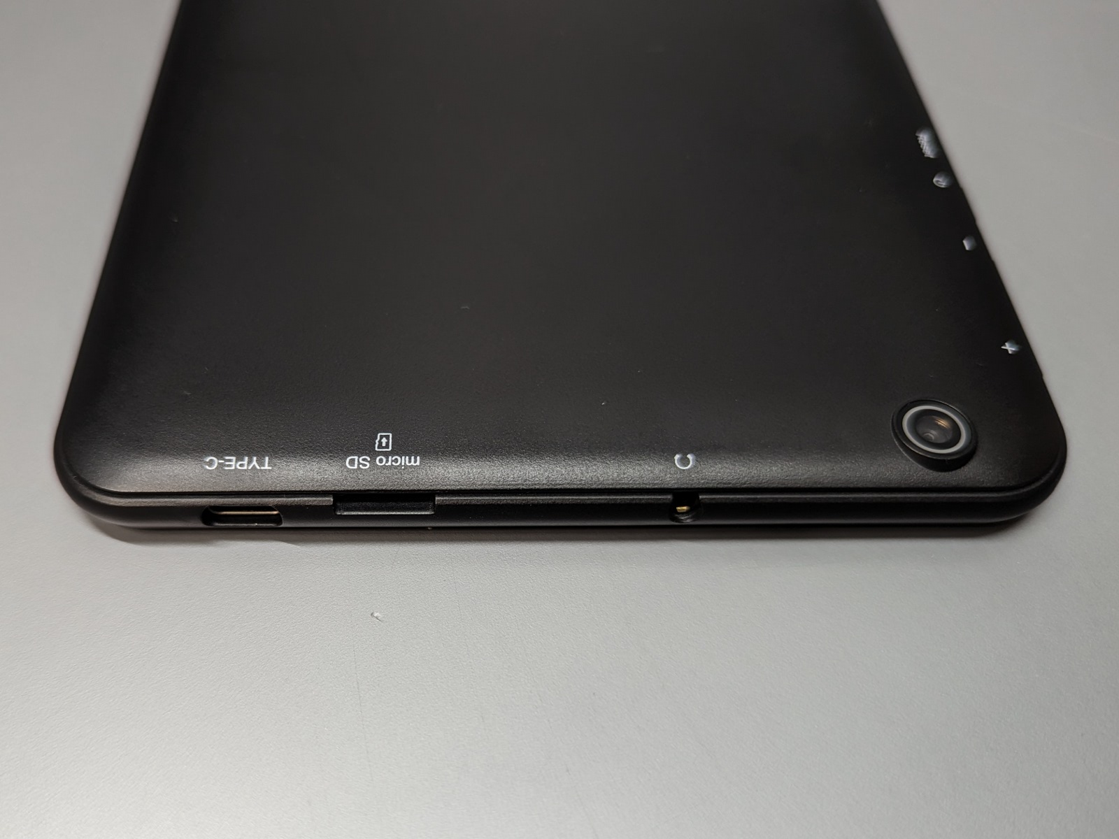 メモリカードスロットはカバーなし。最大256GBまで対応する