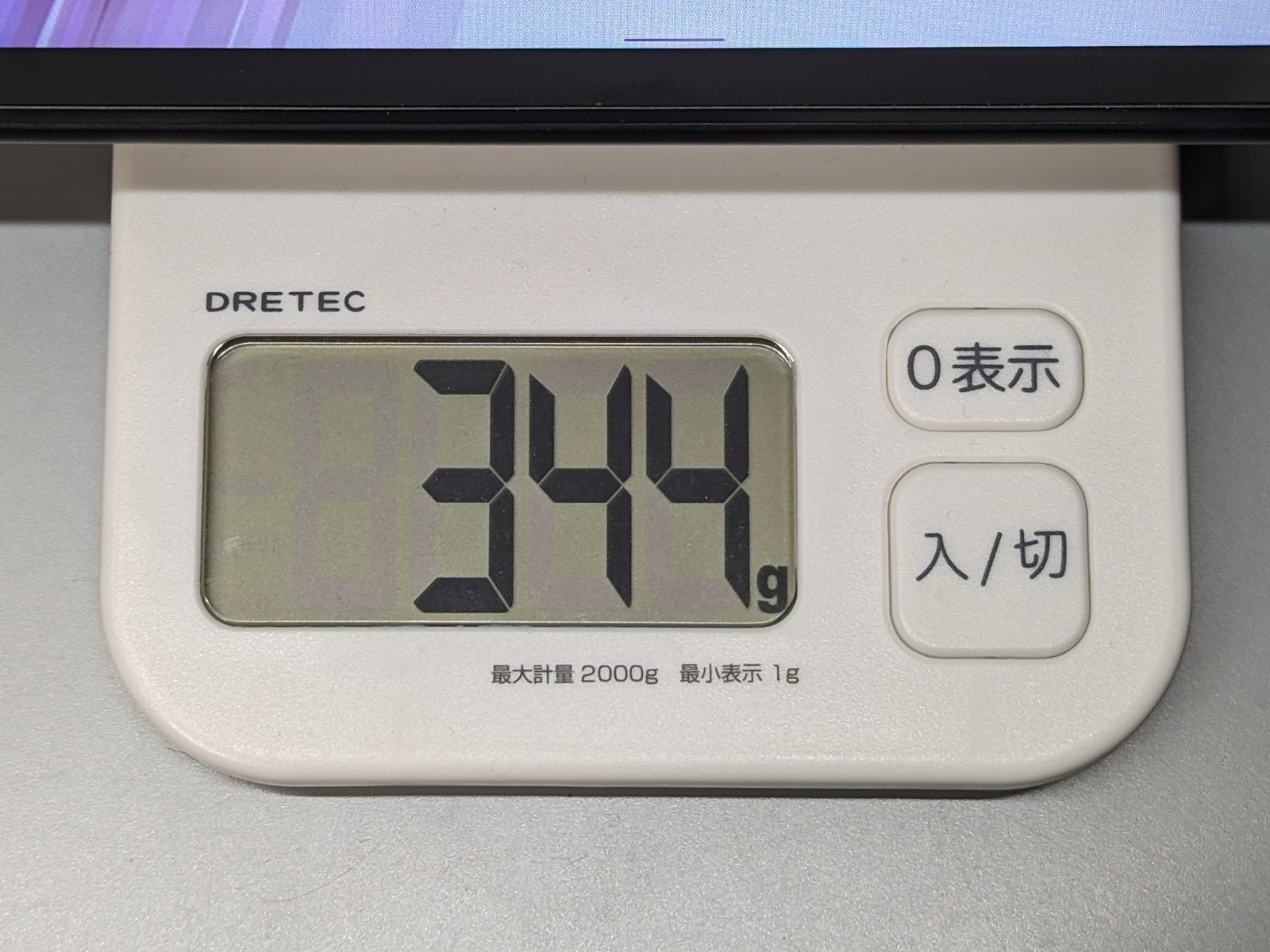 重量は実測で344gと、Fireよりもわずかながら重い