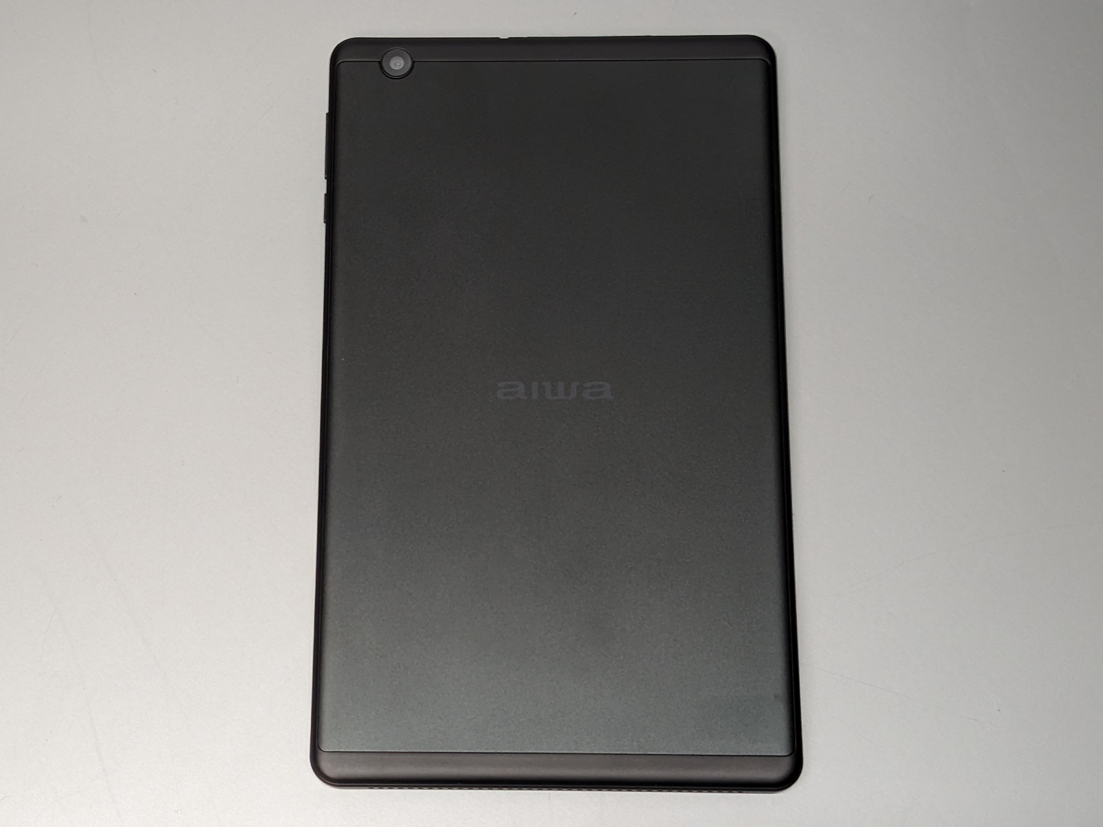 背面。先の2製品よりも丸みが少なく直線的なデザイン