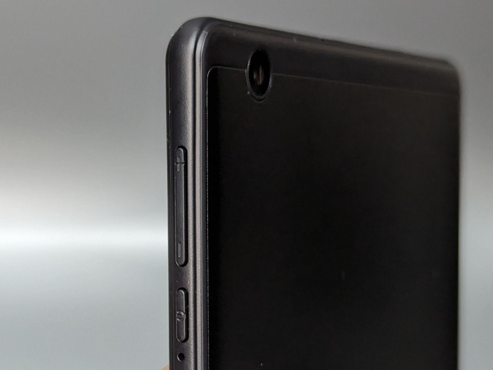 電源ボタンと音量ボタン、および背面カメラ。カメラの突起はない