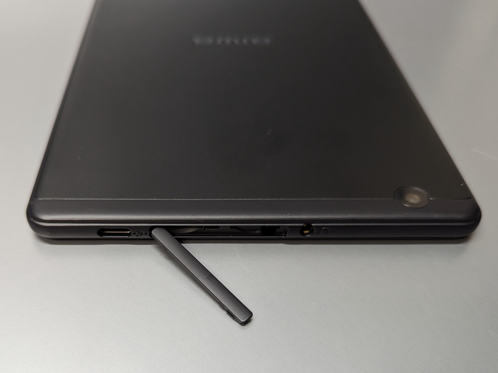 メモリカードスロットはカバー付。対応する容量については不明