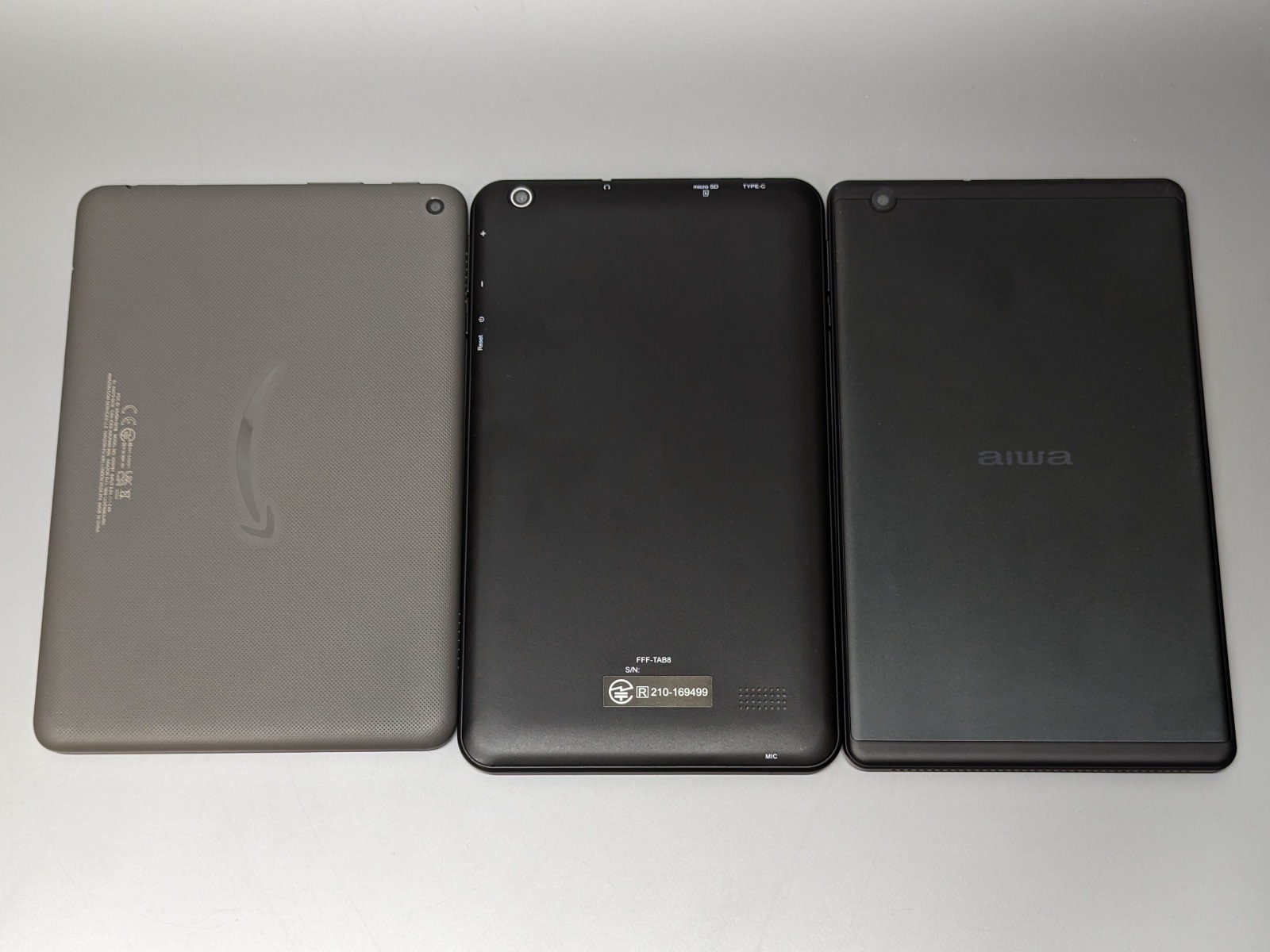 背面。画面サイズが同一だと思えないほど外観は異なっている