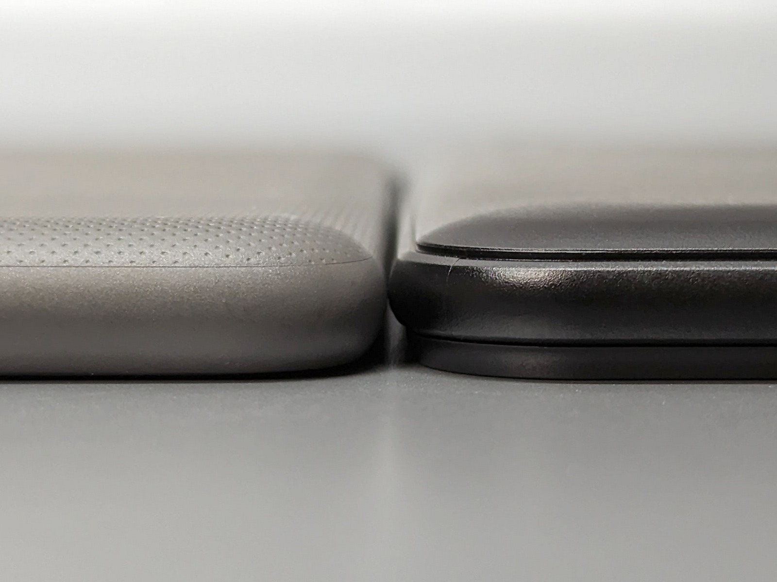 厚みの比較。左がFire、右が『FFF-TAB8』。ほぼイーブンだ