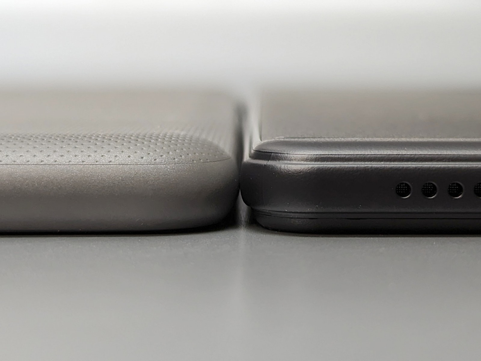 厚みの比較。左がFire、右が『aiwa tab AB8』。『aiwa tab AB8』は3製品の中でもっとも薄い