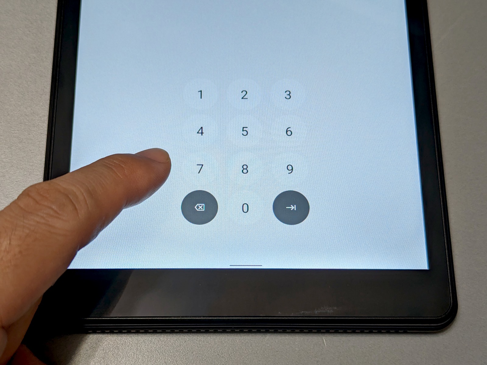 いずれの製品もロックの解除にはPINコードを入力しなくてはならない